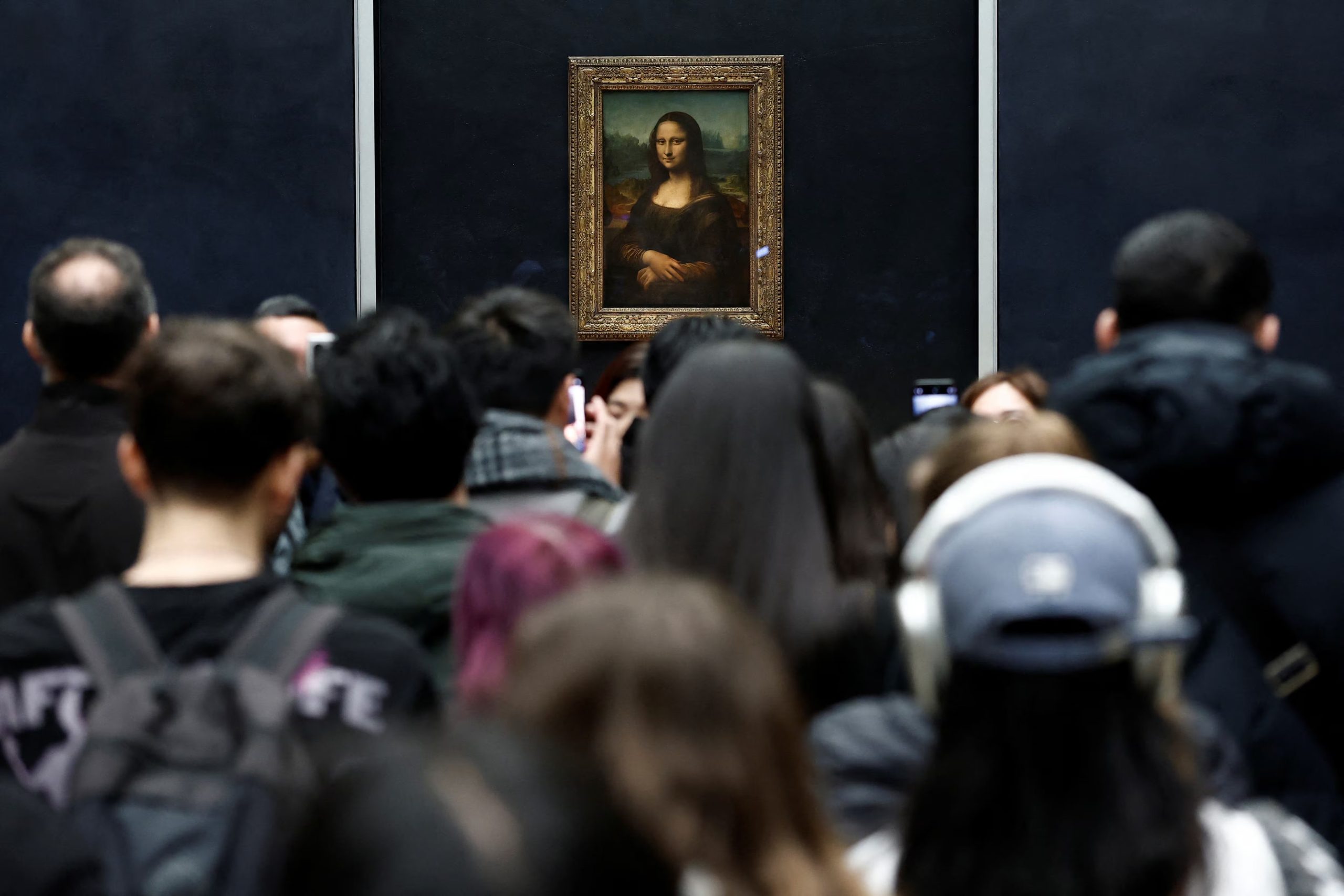 El robo de la Mona Lisa provocó el cierre temporal del Louvre y atrajo visitantes que buscaban ver el espacio vacío que dejó la pintura (REUTERS/Benoit Tessier)