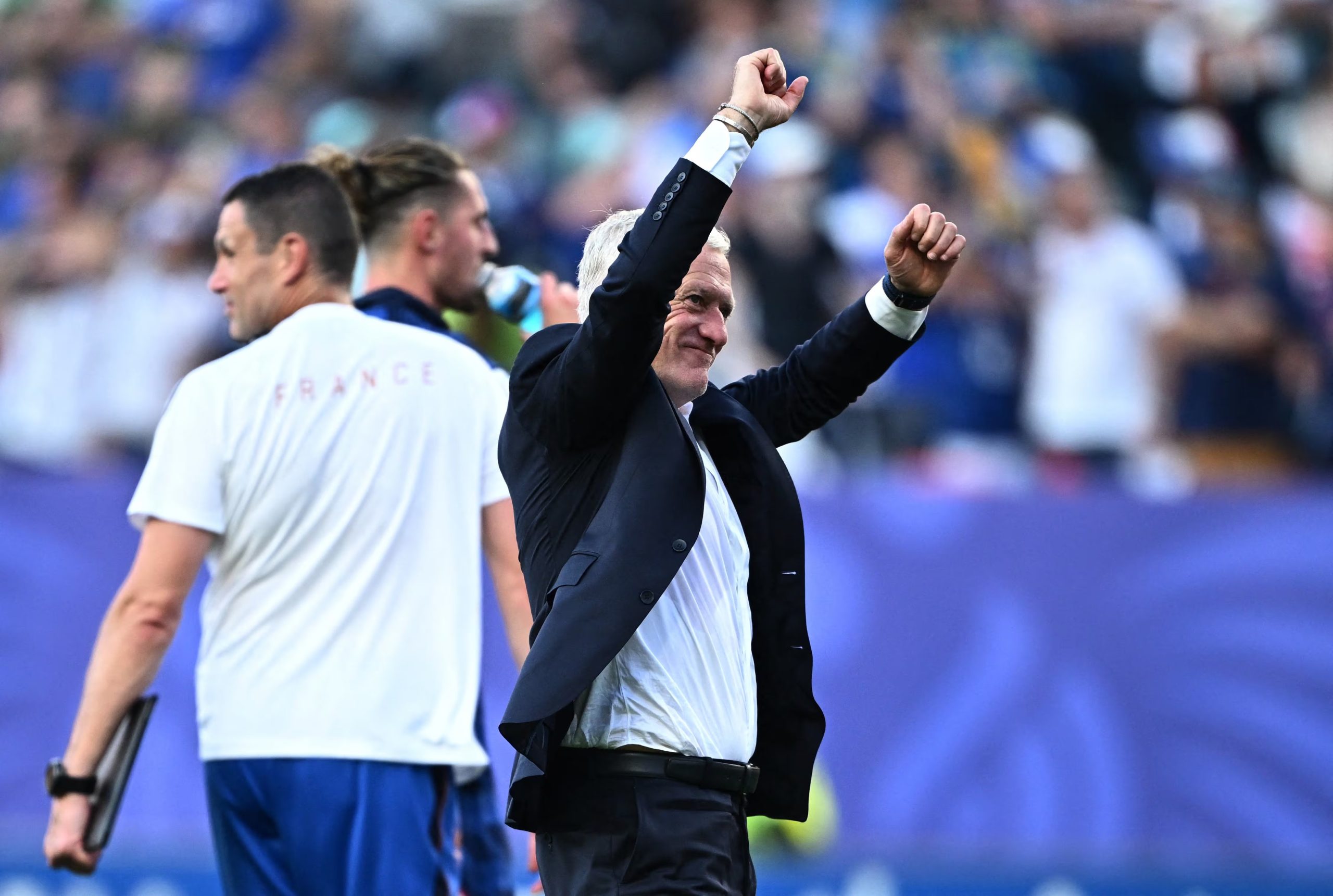 Didier Deschamps festeja con los puños en alto la clasificación de Francia ante Paraguay (REUTERS/Dylan Martinez)