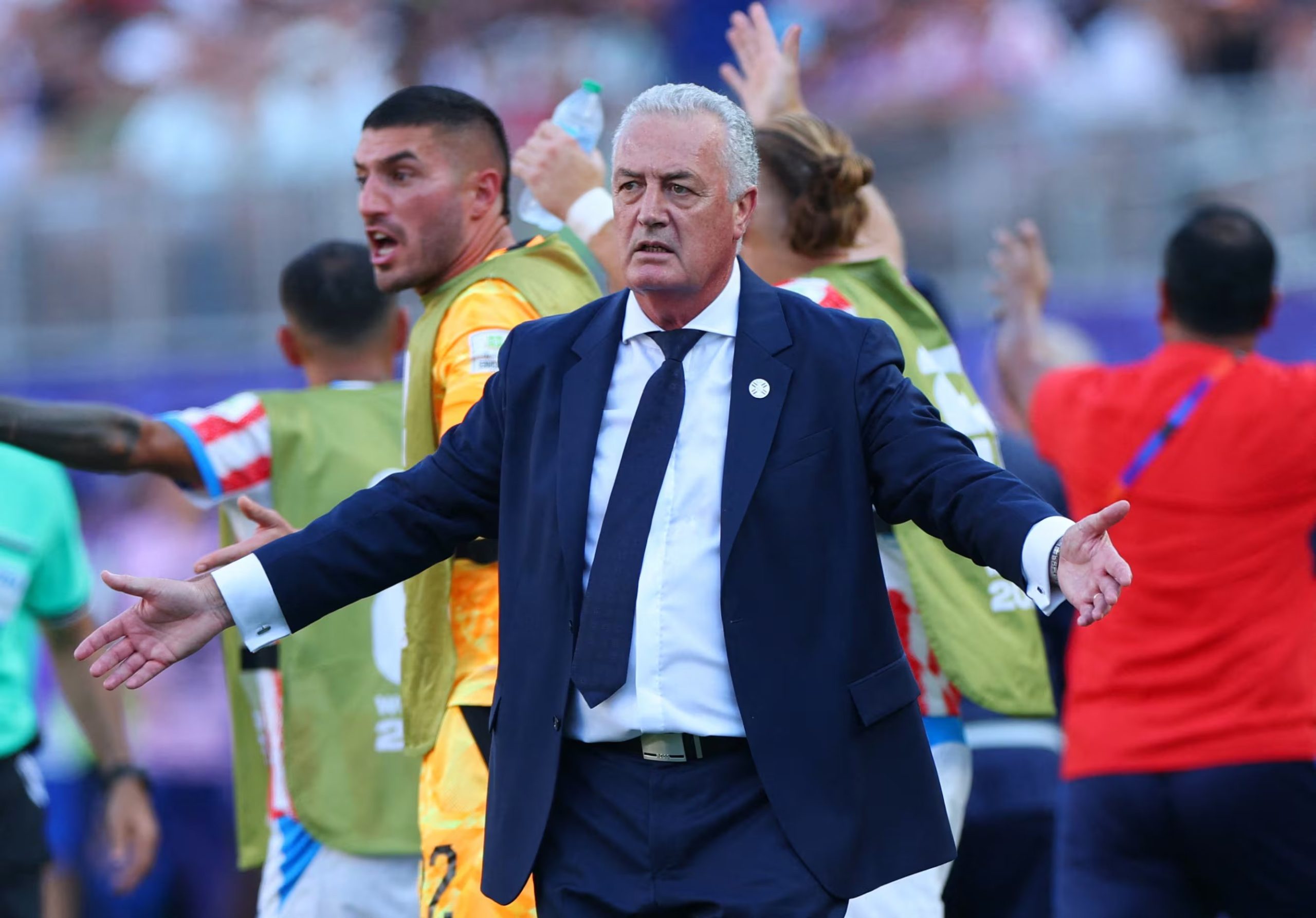 Gustavo Alfaro, entrenador de Paraguay, reacciona en el final del partido ante Francia (REUTERS/Mike Segar)