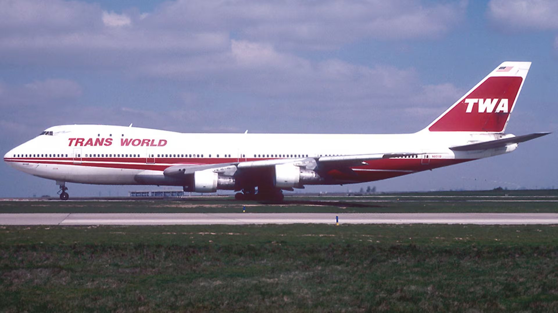 El Boeing 747-131 de Trans World Airlines fotografiado en el aeropuerto Charles de Gaulle en 1995. El 17 de julio de 1996, un año después, operaba como el vuelo 800 de TWA cuando explotó y se estrelló frente a la costa de East Moriches, Nueva York. Las 230 personas a bordo fallecieron en el accidente, que sigue siendo el tercer siniestro aéreo más mortífero en la historia de los Estados Unidos