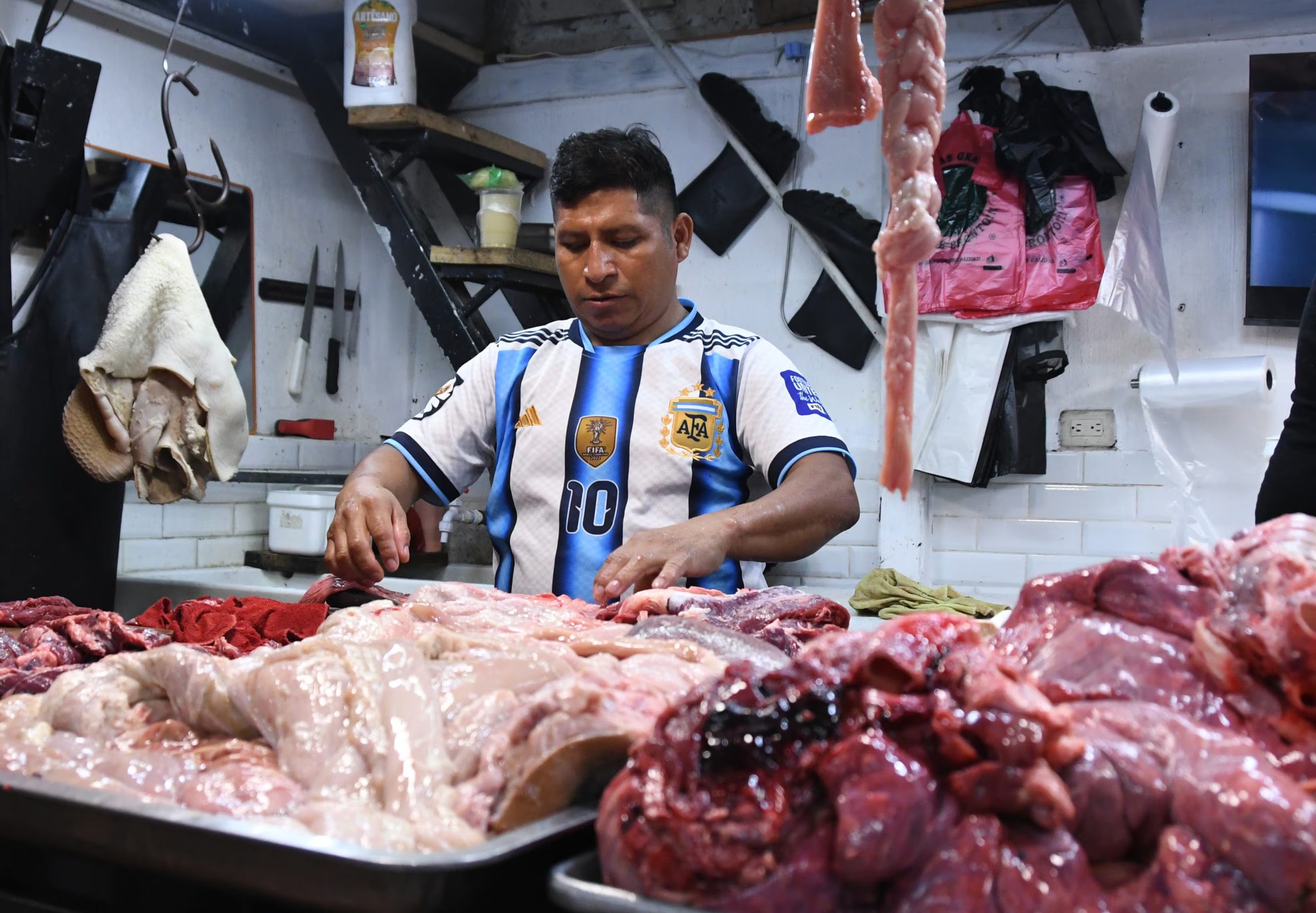(GUATEMALA), 15/07/2026.- Una persona trabaja usando una camiseta de Argentina, previo al partido del Mundial de la FIFA 2026 entre Inglaterra y Argentina, este miércoles en el mercado de La Terminal, en Ciudad de Guatemala (Guatemala). EFE/ Alex Cruz