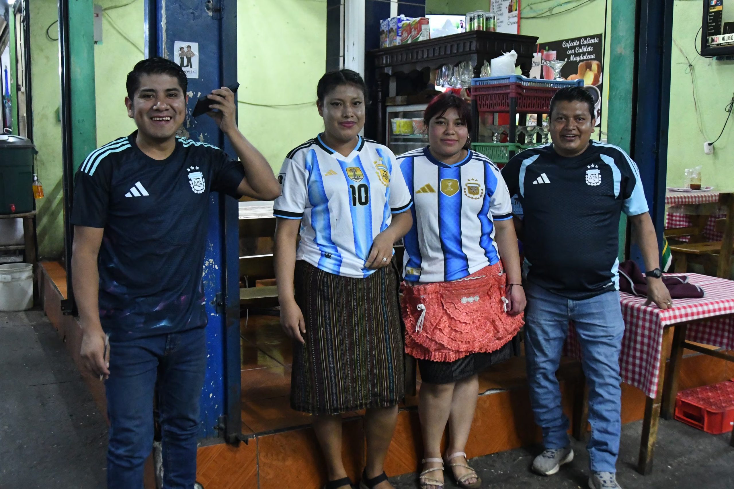 (GUATEMALA), 15/07/2026.- Personas posan con camisetas de la selección de Argentina, previo al partido del Mundial de la FIFA 2026 entre Inglaterra y Argentina, este miércoles en el mercado de La Terminal, en Ciudad de Guatemala (Guatemala). EFE/ Alex Cruz