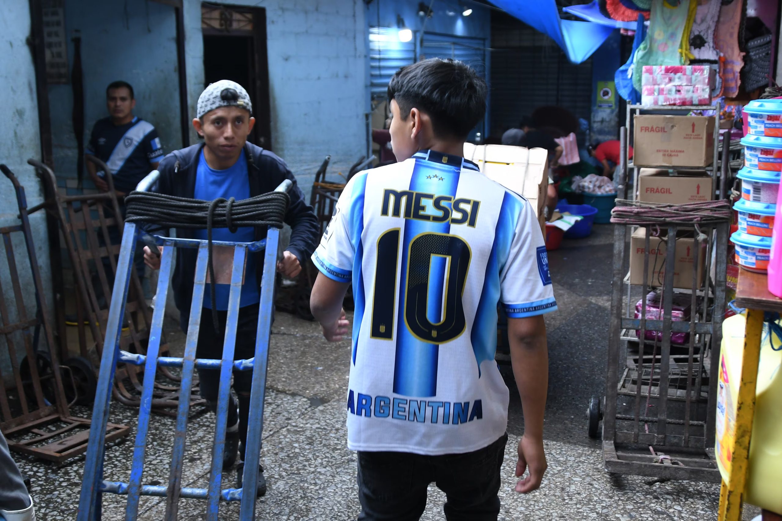 (GUATEMALA), 15/07/2026.- Una persona usa una camiseta de la selección de Argentina, previo al partido del Mundial de la FIFA 2026 entre Inglaterra y Argentina, este miércoles en el mercado de La Terminal, en Ciudad de Guatemala (Guatemala). EFE/ Alex Cruz