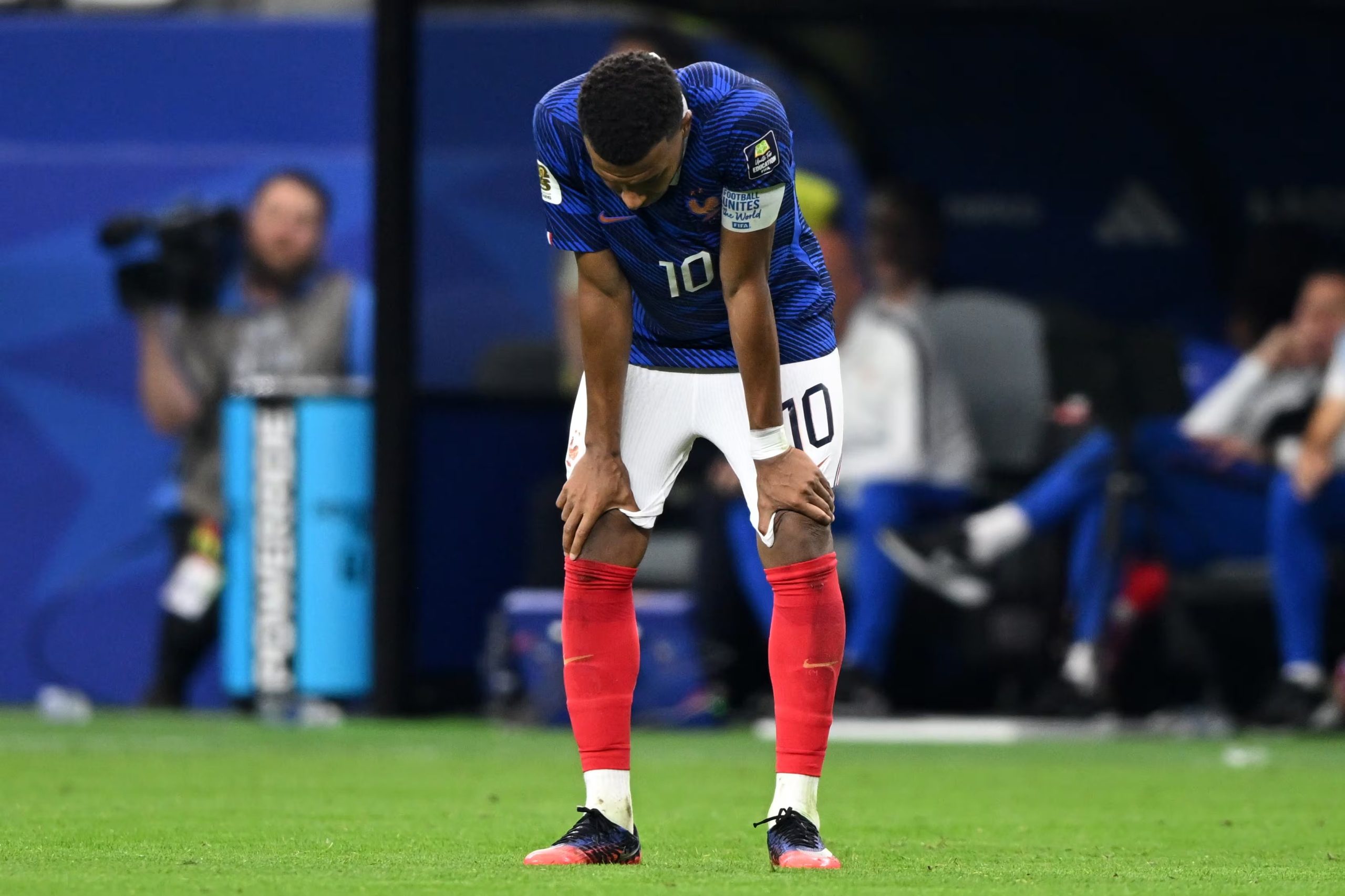 La decepción de Mbappé por no poder alcanzar su tercera final del mundo (Créditos: EFE/EPA/ALBERT PENA)
