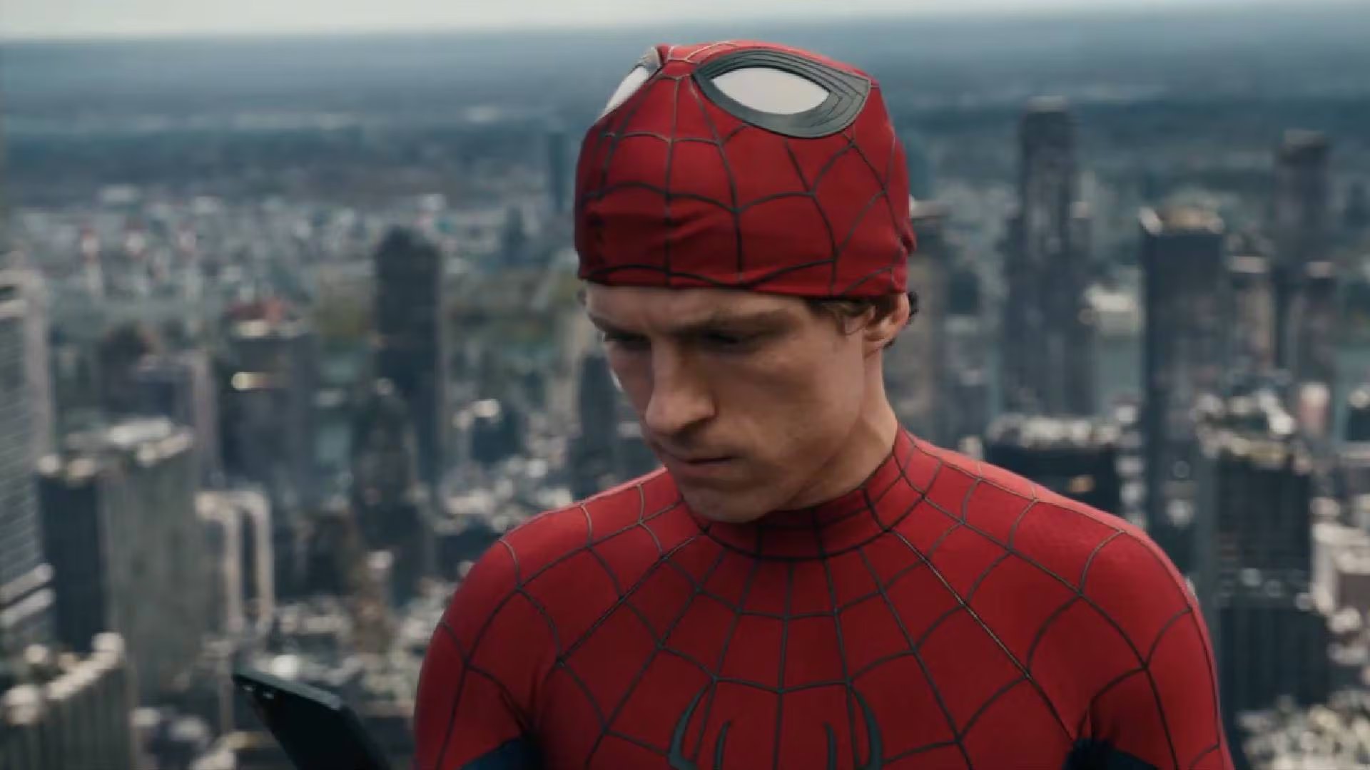 Tom Holland explicó que la historia muestra el contraste entre un Spider-Man admirado por Nueva York y un Peter Parker que enfrenta la soledad. (Sony Pictures/Marvel Studios)