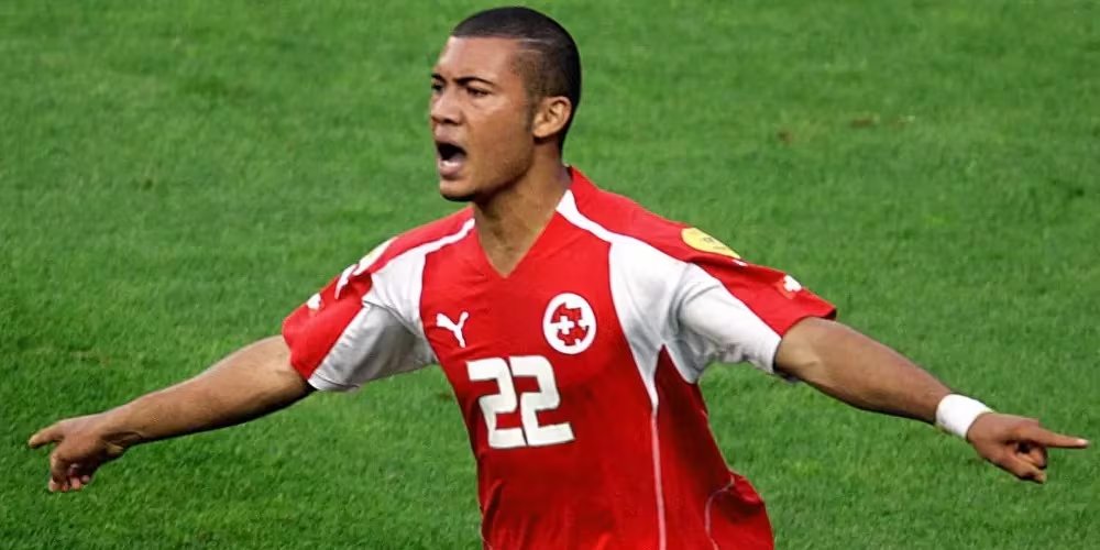En la Eurocopa 2004, Johan Vonlanthen marcó ante Francia con 18 años y se convirtió en el goleador más joven en la historia del torneo con Suiza - crédito UEFA