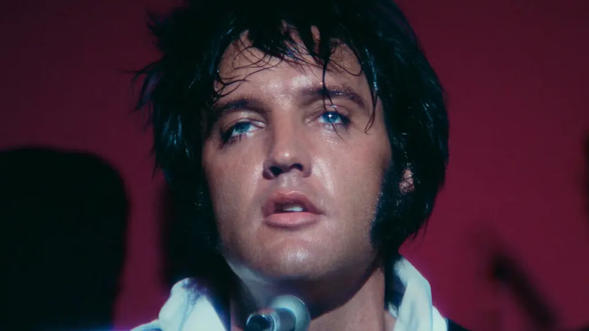 Elvis Presley grabó Burning Love en el estudio C de Hollywood y RCA lanzó el sencillo el 1 de agosto de 1972 con It’s a Matter of Time en el lado B (Neon)