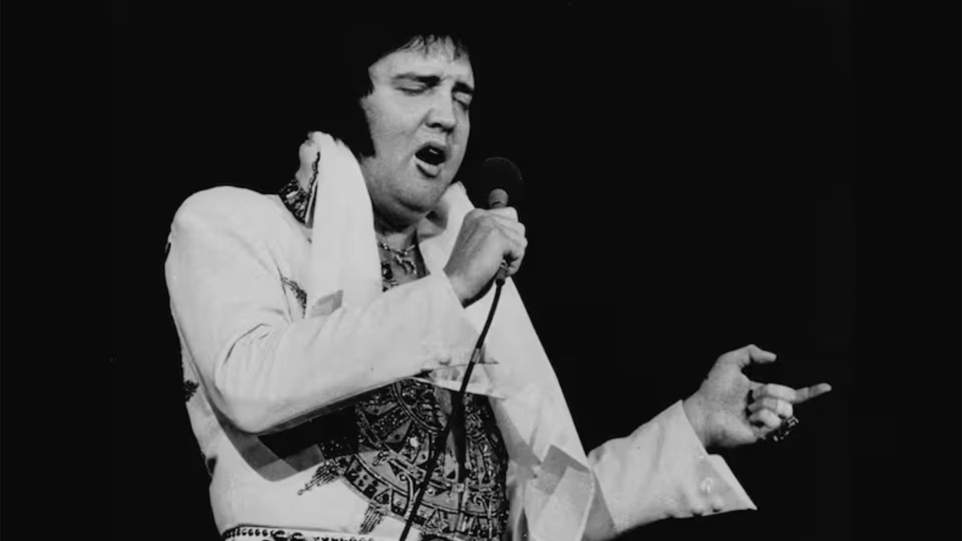 Burning Love volvió a sonar en Aloha from Hawaii, el concierto de 1973 que fue transmitido vía satélite a nivel mundial (AP)