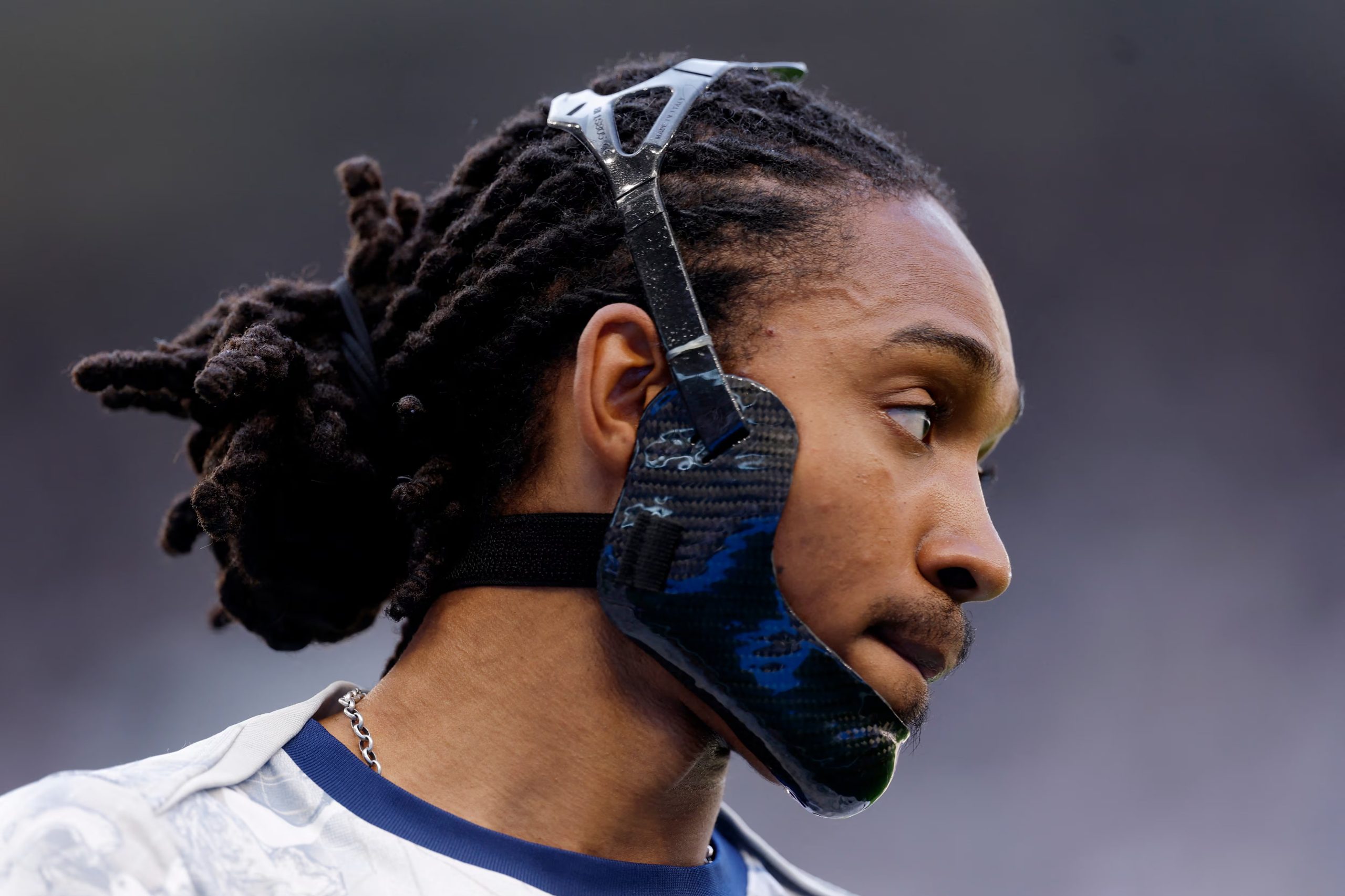 Djed Spence, con la máscara que le protege la cara. (Reuters)