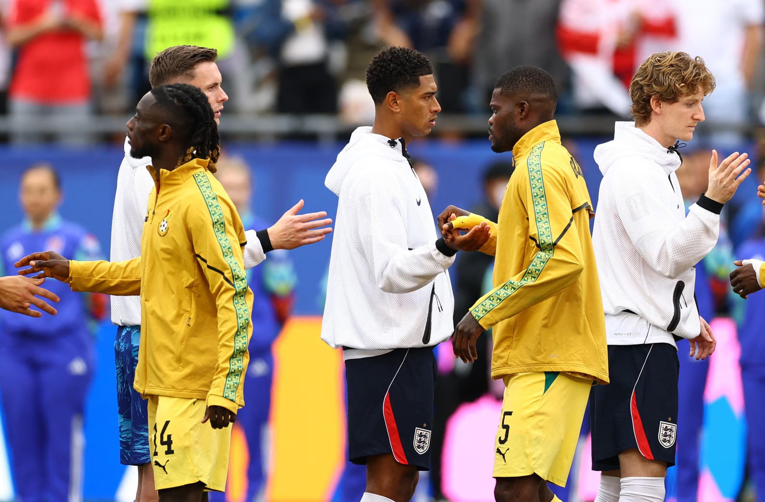 Los jugadores de Inglaterra y Ghana, durante el protocolo de saludos. (REUTERS/Peter Cziborra)
