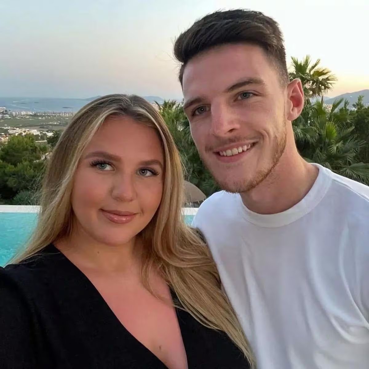 Declan Rice y su novia Lauren Fryer. La figura del Arsenal defendió a su enamorada tras las críticas recibidas por su apariencia en las redes sociales
