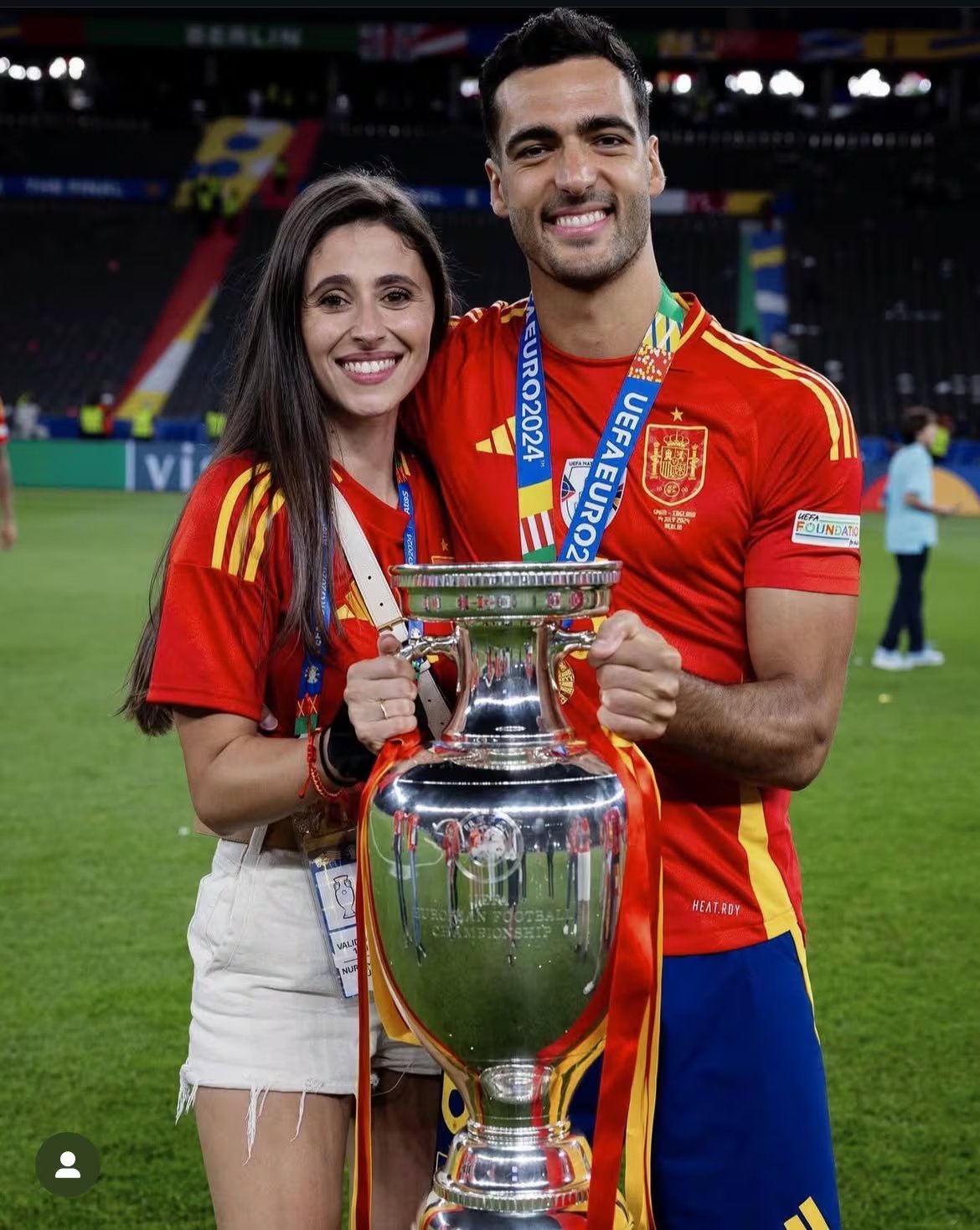 Mikel Merino y Lola Liberal celebrando la Eurocopa (Instagram)