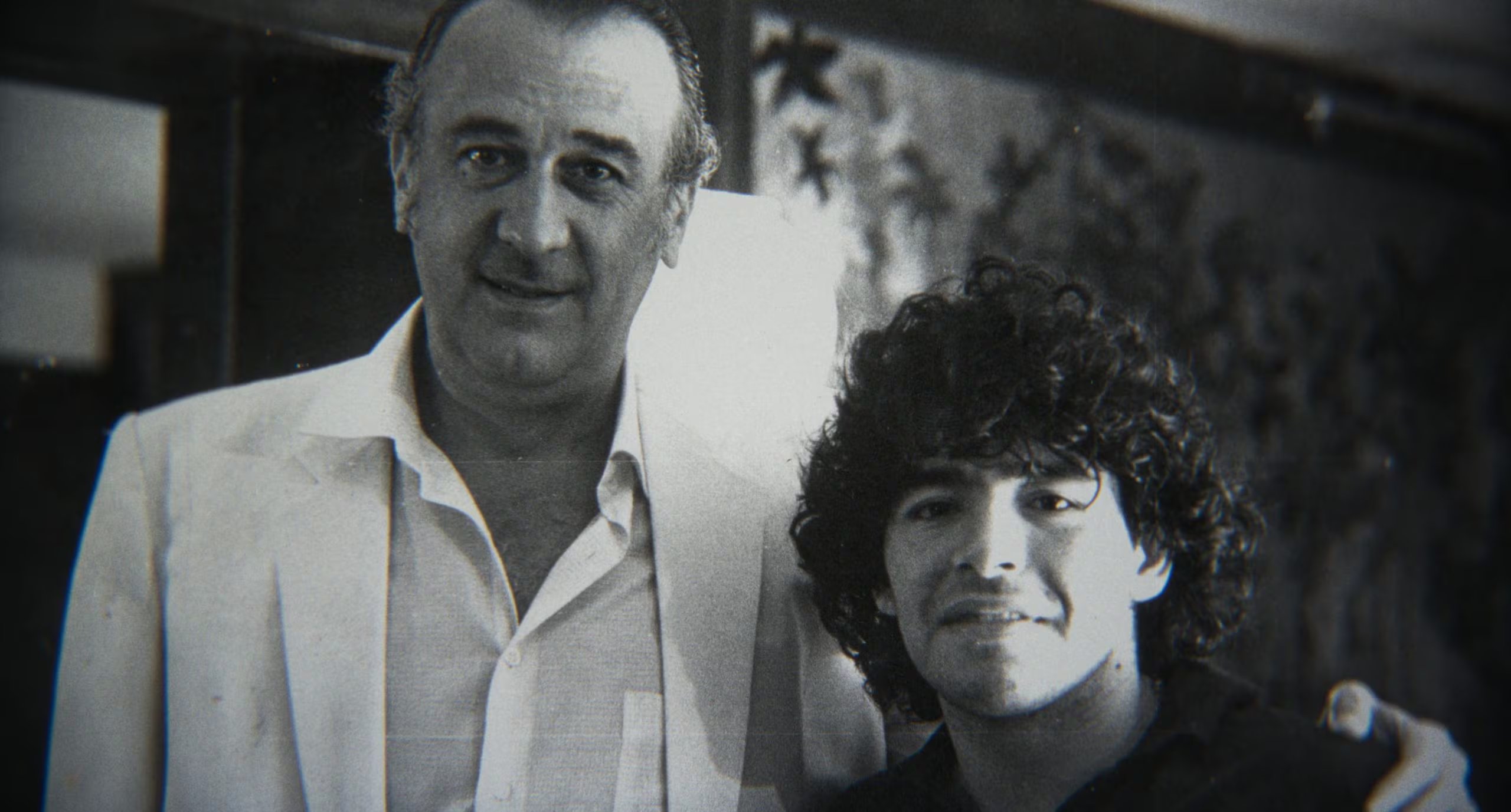 Hans Henningsen y Diego Armando Maradona en 'El rey Puma'. (Movistar Plus)