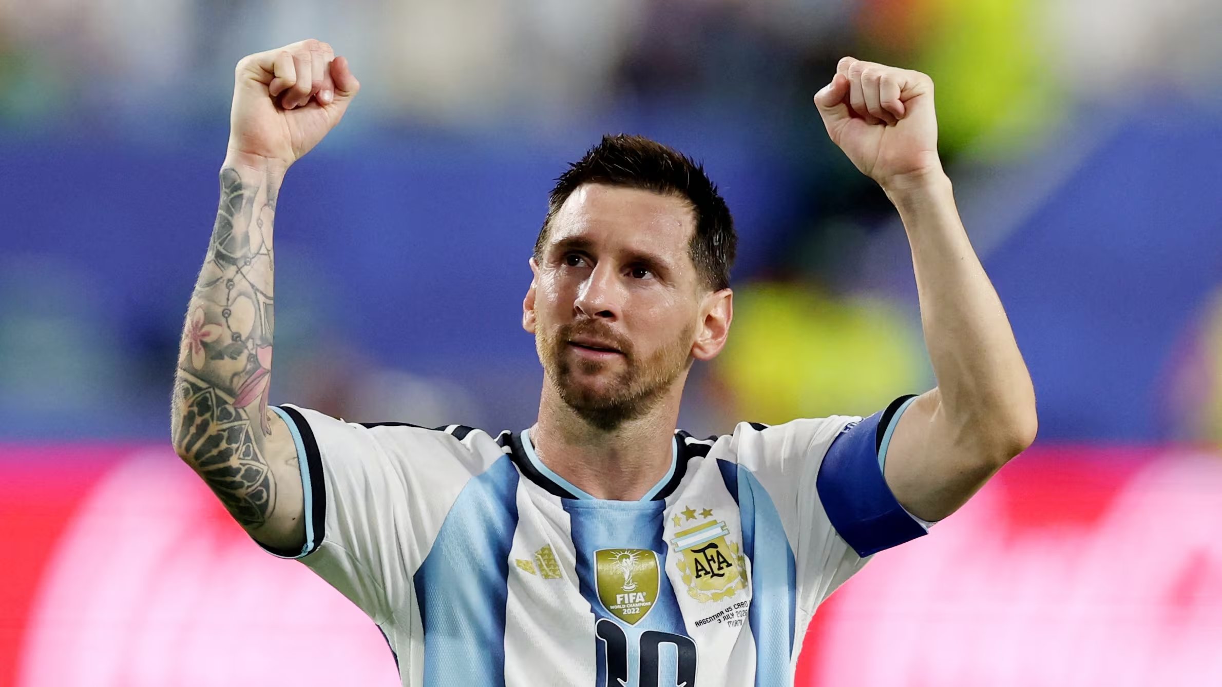 El golpe en la frente de Messi no fue tan visible durante el partido, aunque se le hizo un chicón en la zona afectada cuando estaba en la zona mixta (REUTERS/Paul Childs)