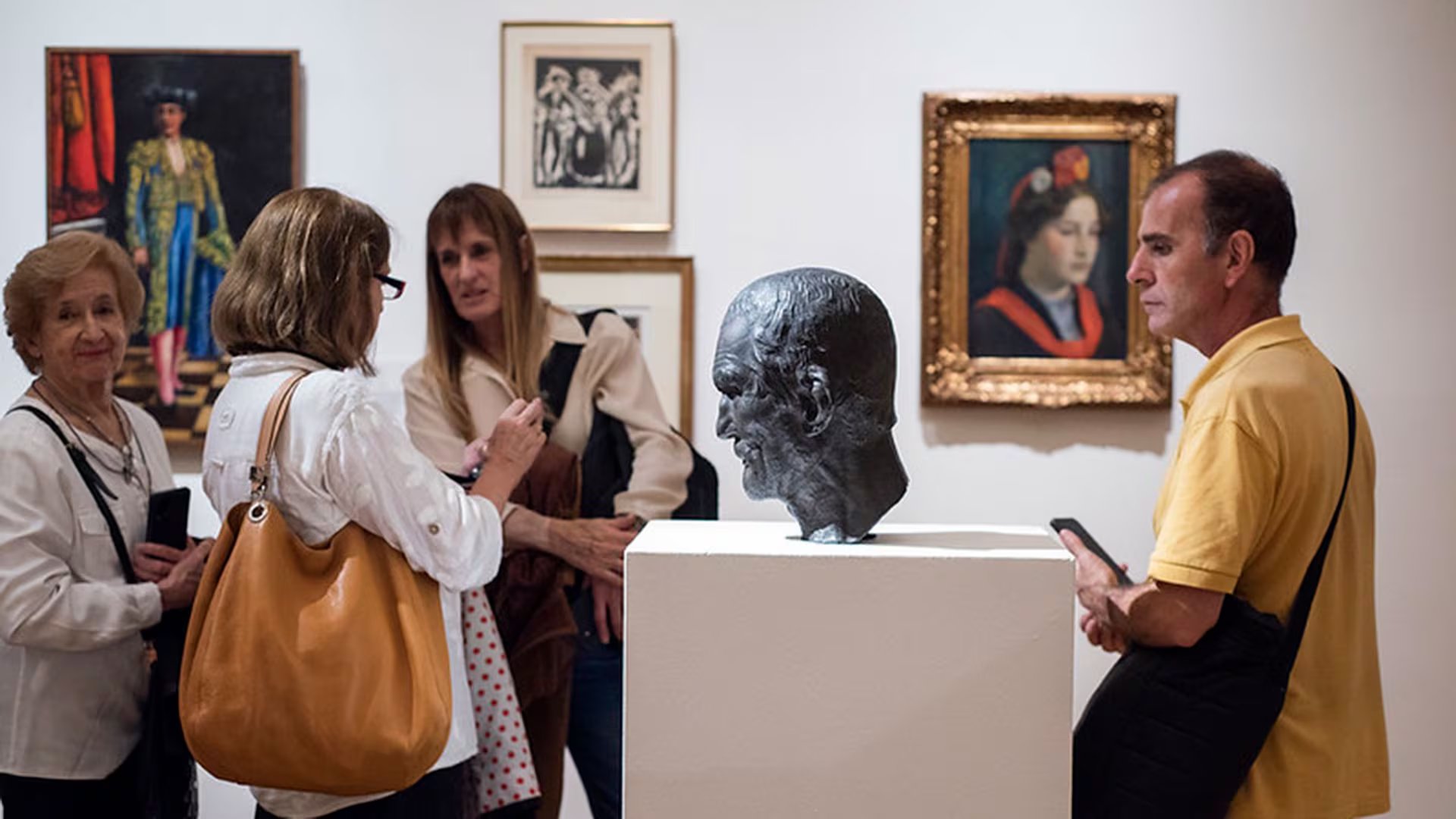 La expo reúne más de 70 obras y documentos históricos