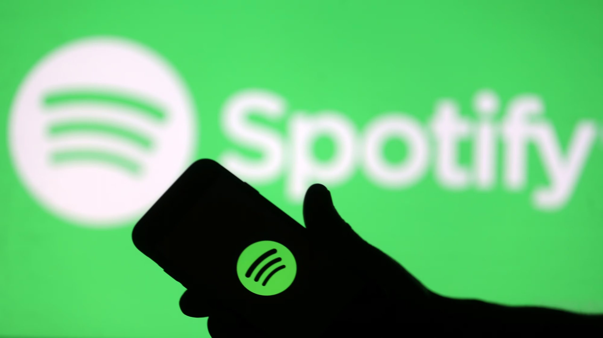 Spotify, Apple Music, Tidal y Deezer mantienen posturas distintas sobre cómo etiquetar la música generada por IA y cómo tratar sus regalías (REUTERS/Dado Ruvic).