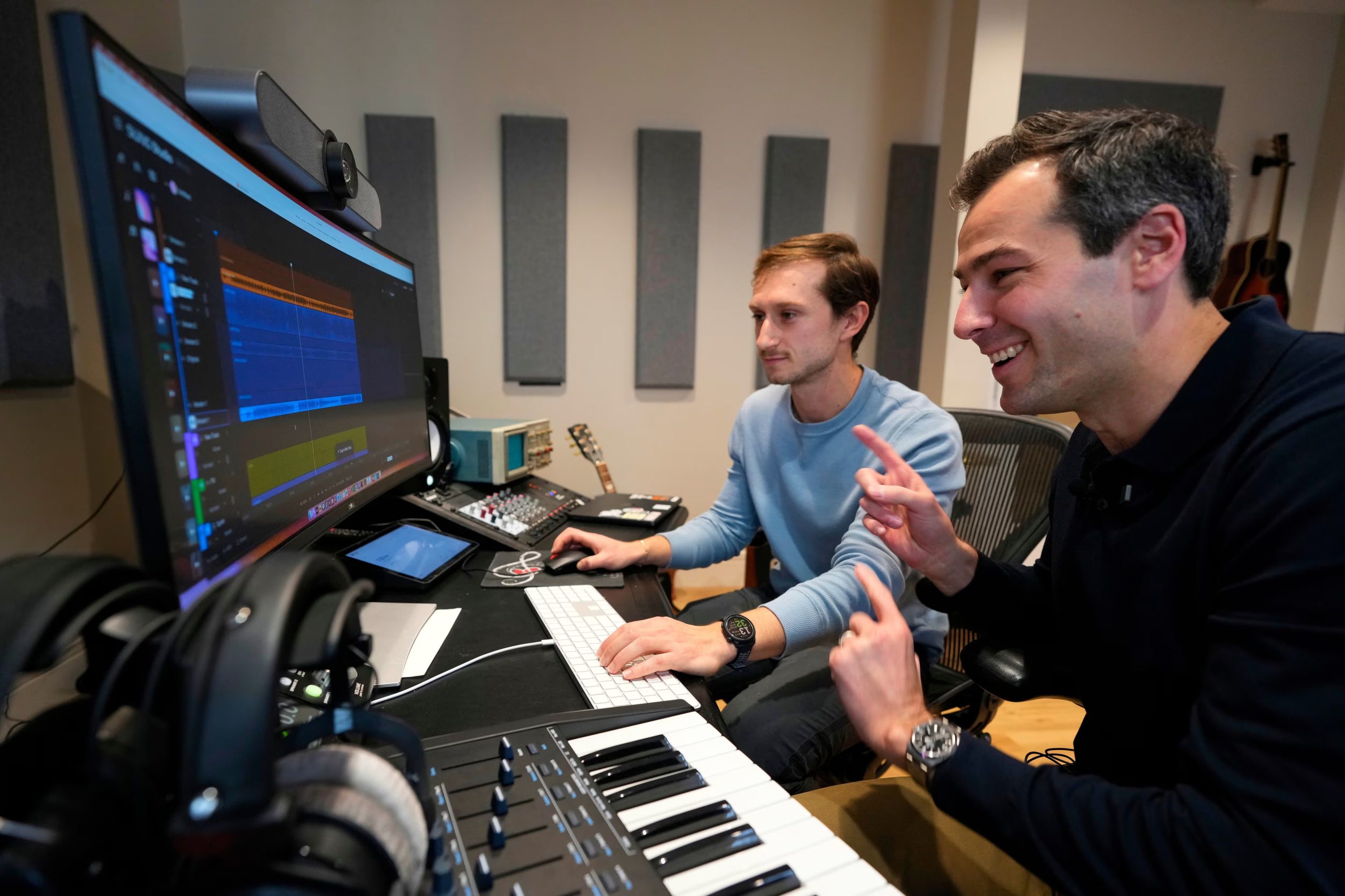 Plataformas como Deezer y Spotify han lanzado sus propios sistemas para identificar pistas con IA y verificar contenido autentico (Foto AP/Robert F. Bukaty)