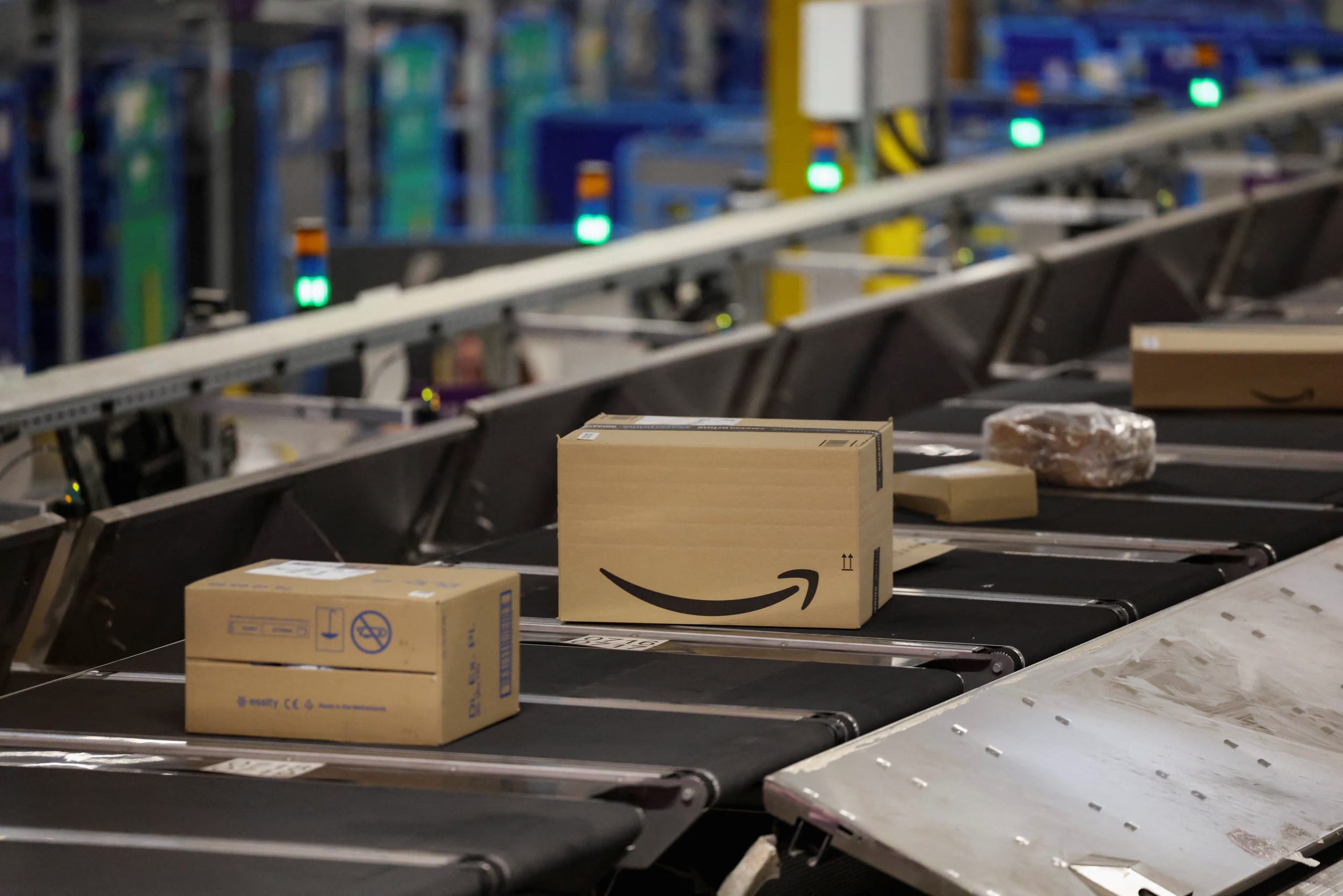 El almacén EMA4 de Amazon, donde robots y trabajadores comparten tareas de clasificación y almacenamiento de productos (REUTERS/Toby Shepheard)