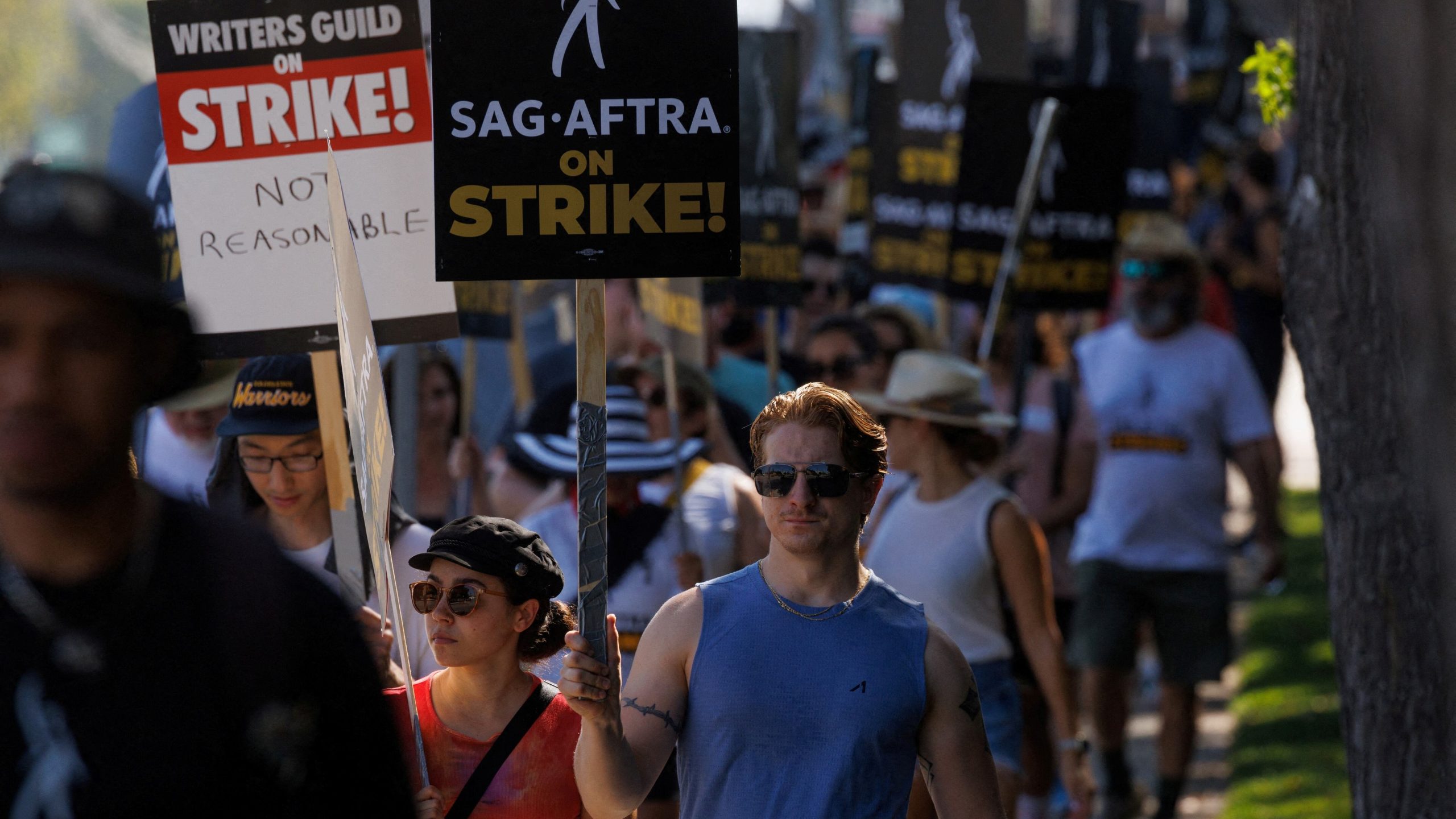 Los guionistas del Writers Guild of America, que recurrieron a la huelga para fijar condiciones sobre cuándo y cómo puede usarse la IA en los guiones (REUTERS/Mike Blake/File Photo)