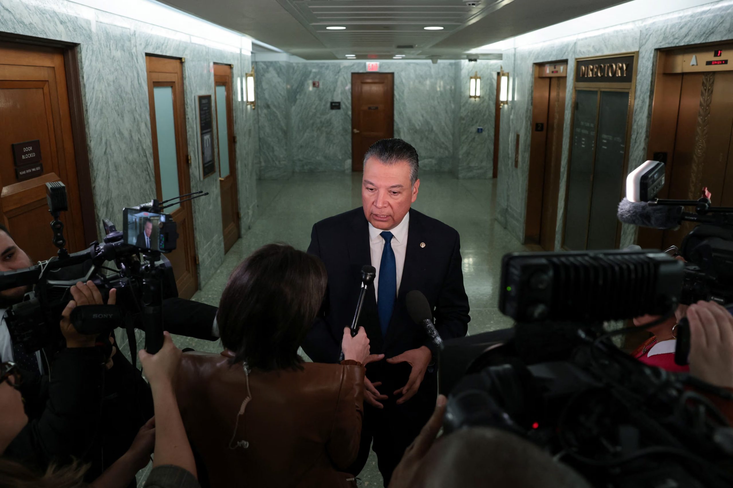 El legislador Alex Padilla defiende las regulaciones a empresas tecnológicas y compartió sus preocupaciones ante la demanda energética (REUTERS/Jonathan Ernst)