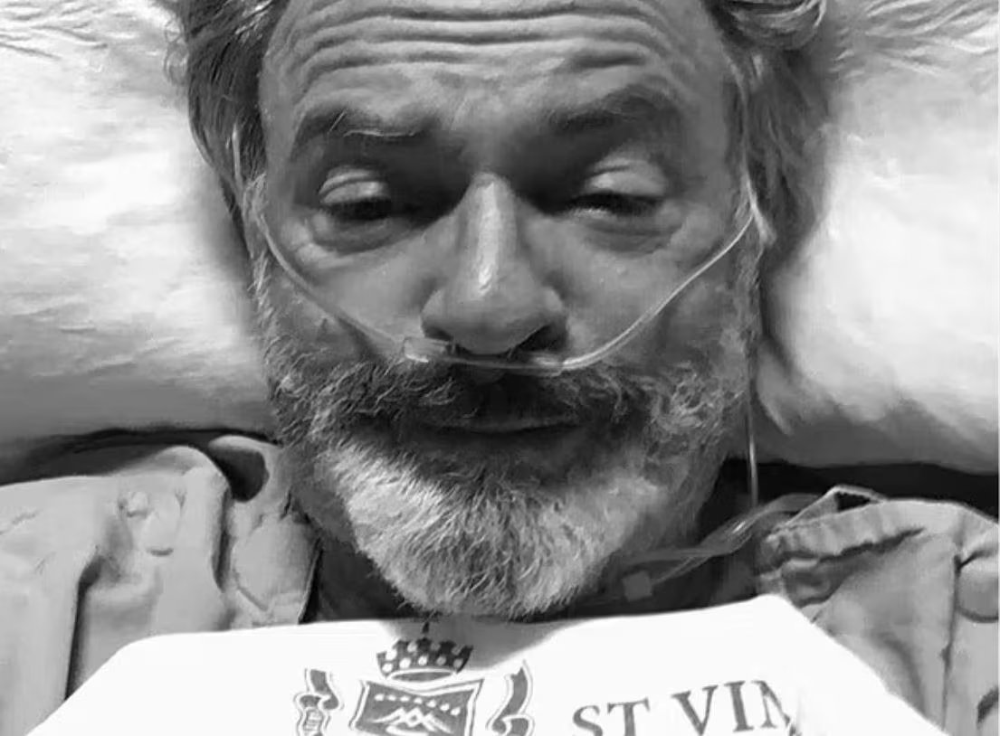 El diagnóstico de linfoma de células T llegó en 2022, cuando el actor detectó ganglios inflamados en el cuello durante la promoción de 