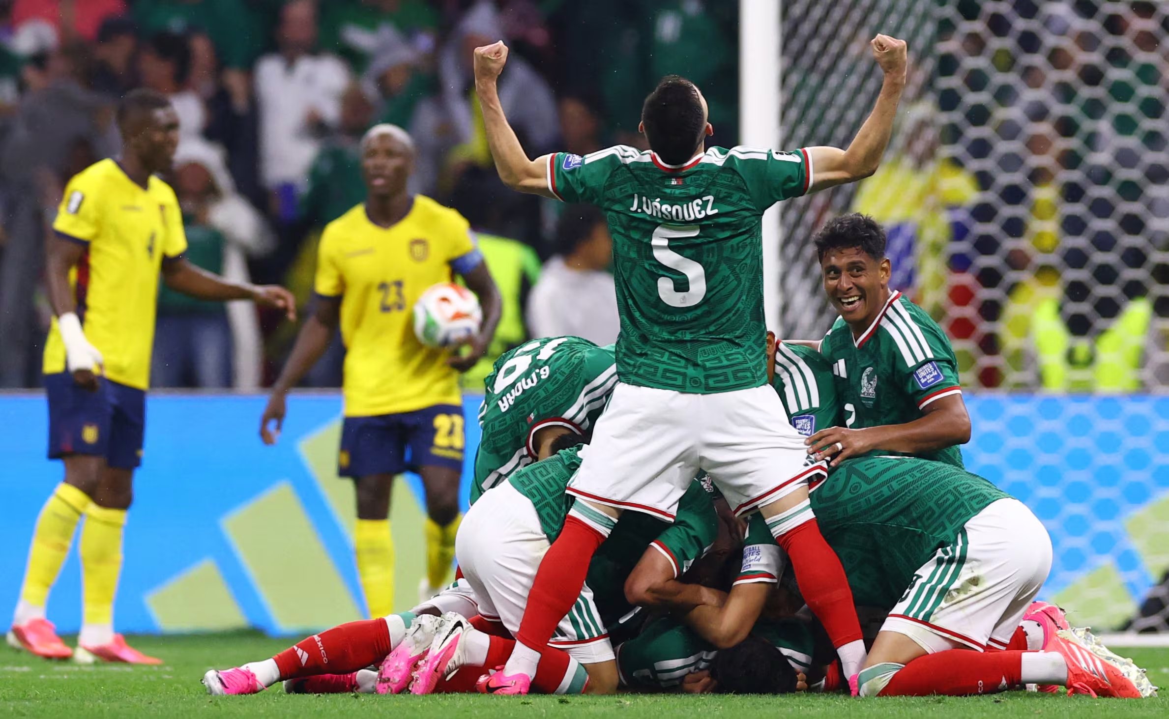 Henry atribuyó el triunfo de México sobre Ecuador a la presión constante y a la conexicón con su afición en el Estadio Azteca. REUTERS/Raquel Cunha