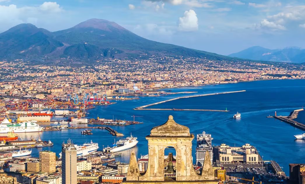 El itinerario por Italia propone un ferry nocturno desde Sicilia hasta Nápoles, con salidas diarias y servicios a bordo como restaurantes, bares, sala de juegos y pileta al aire libre (Ministerio de Turismo de Italia)