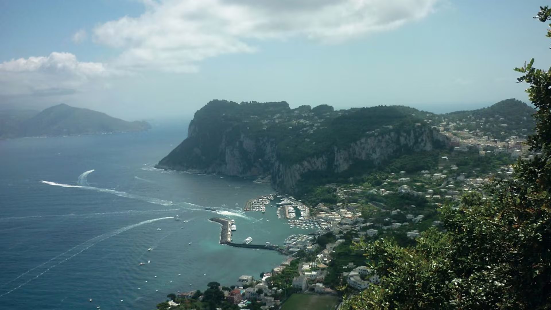 La Costa Amalfitana forma parte de la luna de miel de Dua Lipa, pero la guía recomienda Conca dei Marini como alternativa a Positano y Ravello para evitar las aglomeraciones