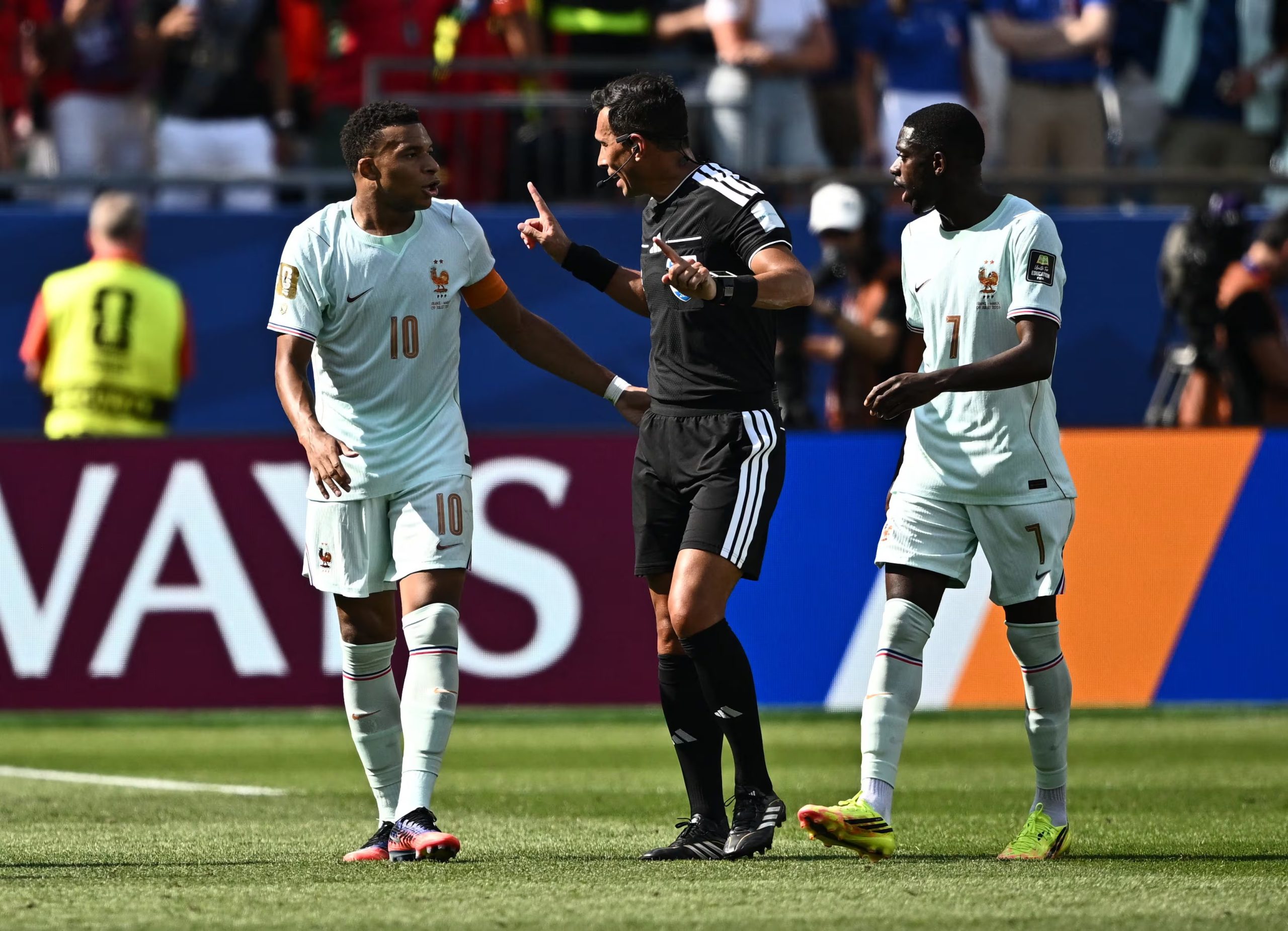 El árbitro argentino Facundo Tello habla con Kylian Mbappé tras la sanción del penal para Francia ante Marruecos (REUTERS/Dylan Martinez)
