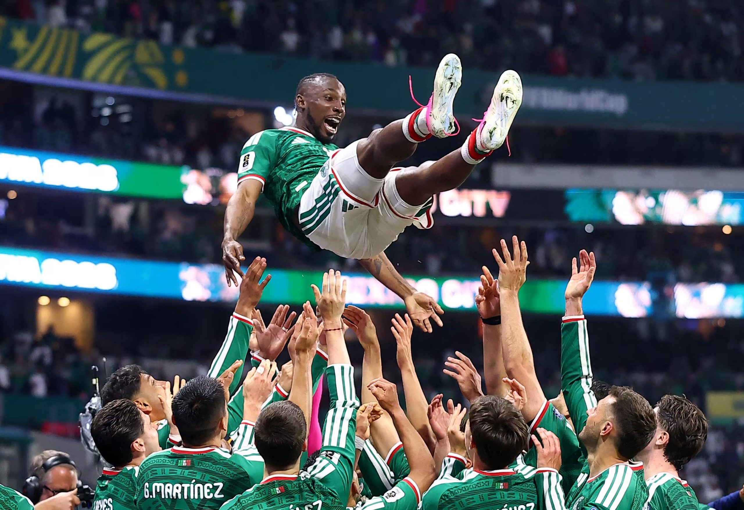 Gloria Quiñones agradece a la afición mexicana el apoyo a Julián Quiñones desde que decidió construir su carrera en México. REUTERS/Eloisa Sanchez