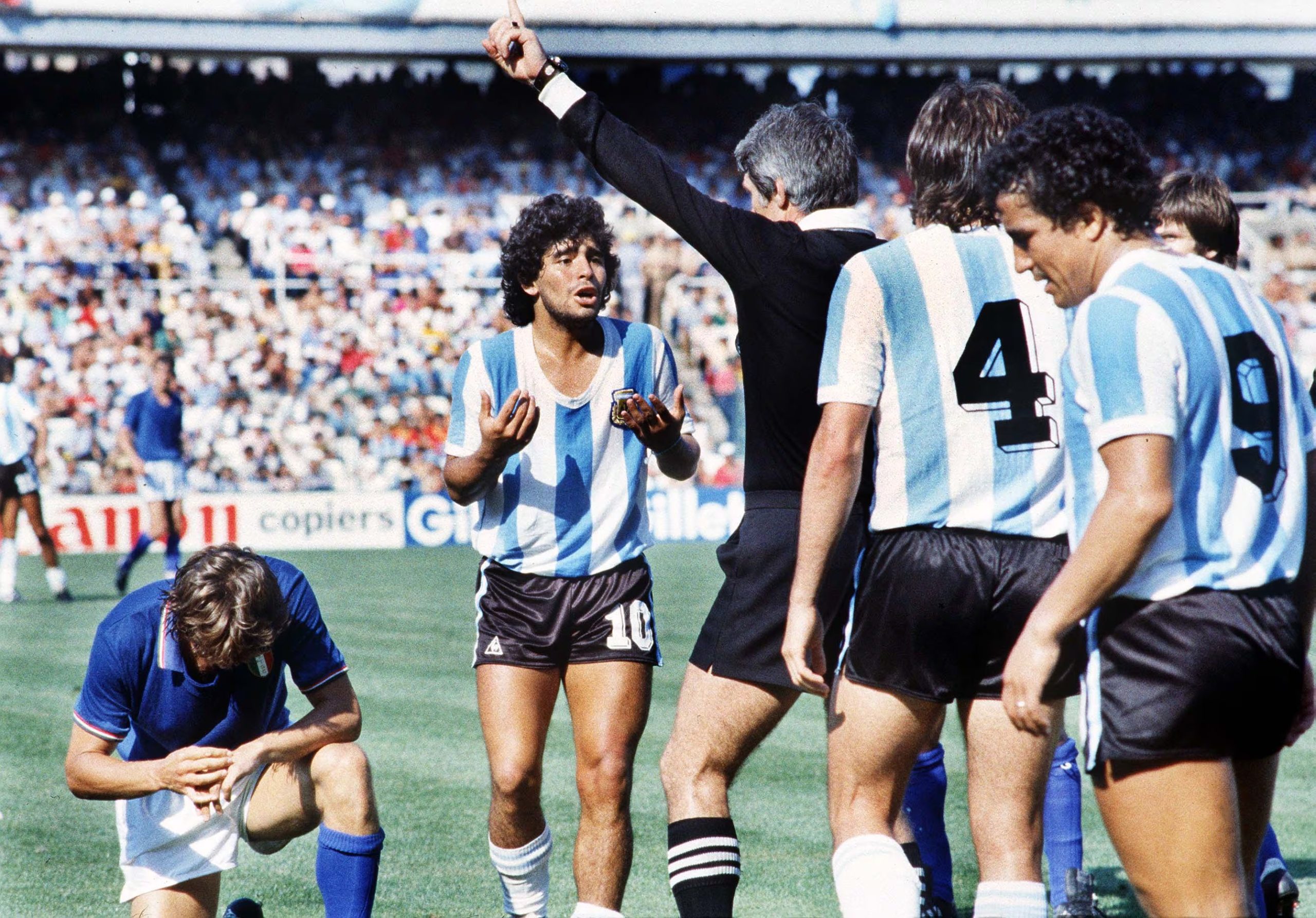 Argentina fue eliminada en segunda fase en el Mundial 1982 tras ser campeón en 1978 (Mandatory Credit: Photo by Colorsport/Shutterstock)