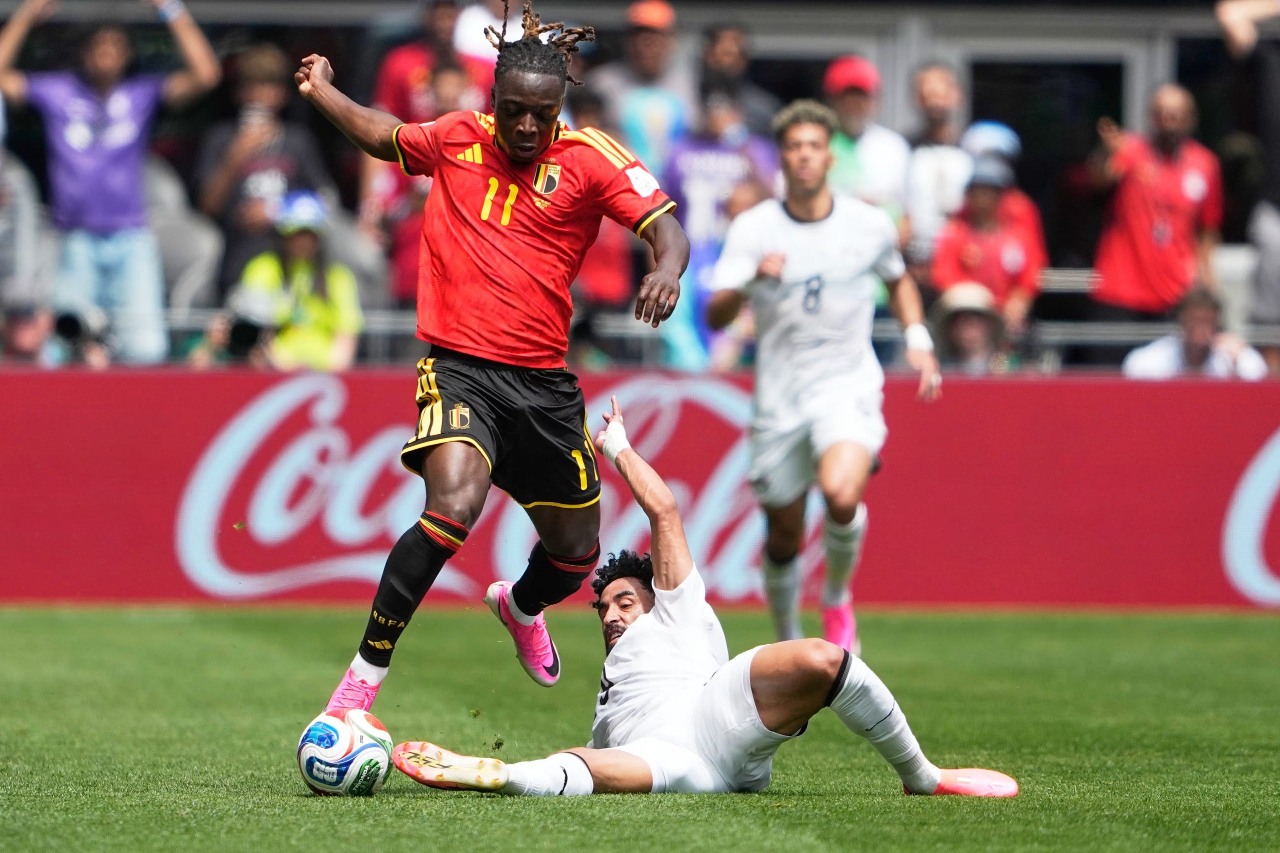 El belga Jeremy Doku disputa una pelota con el egipcio Marawan Attiaen el encuentro del Grupo G de la Copa Mundial el lunes 15 de junio del 2026. Pero además se convirtió en un símbolo por viajar para el nacimiento de su hijo (AP Foto/Lindsey Wasson)