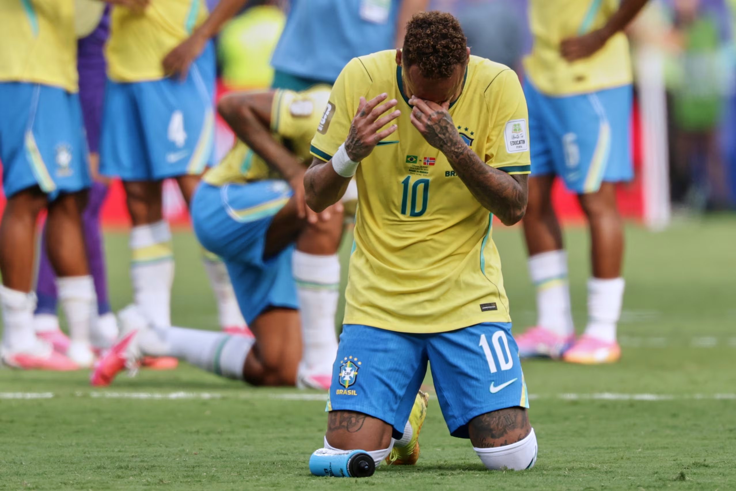 Neymar Jr llorando tras caer eliminado. (AP Foto/Adam Hunger)