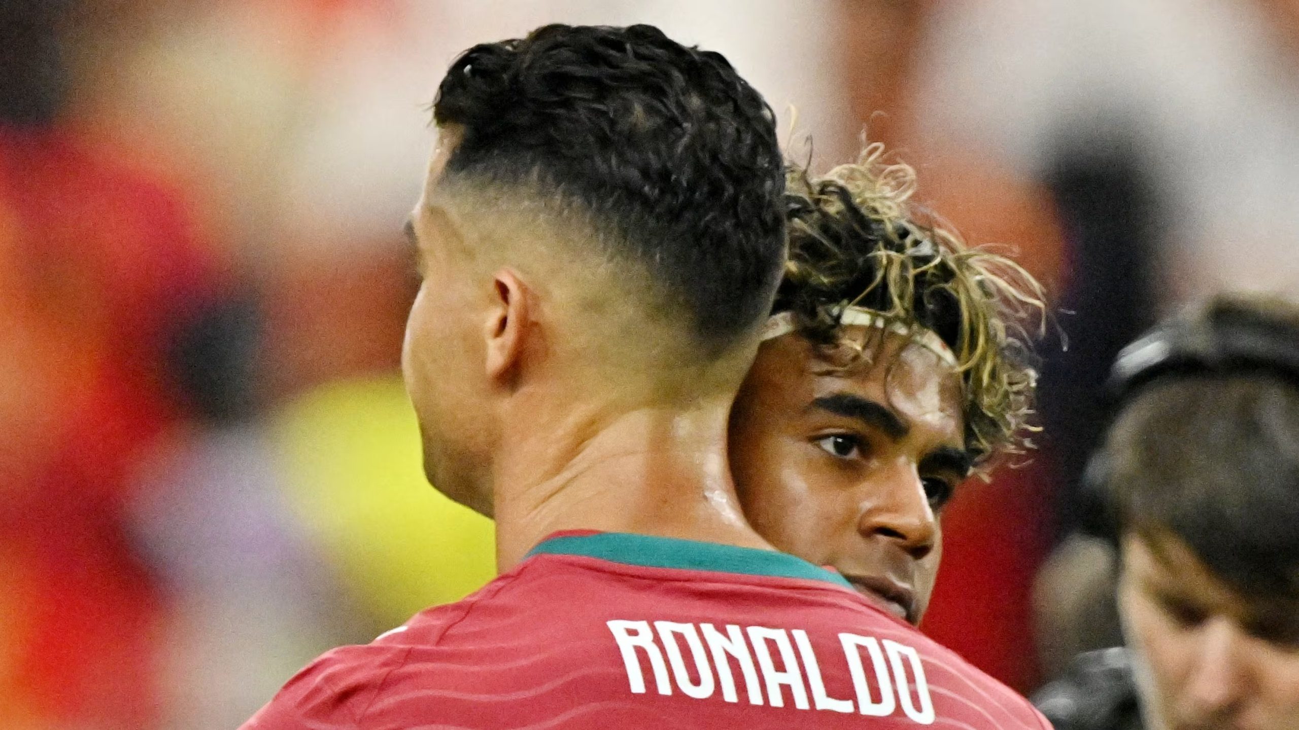 El abrazo entre Lamine Yamal y Cristiano Ronaldo. (Reuters/Maria Lysaker)