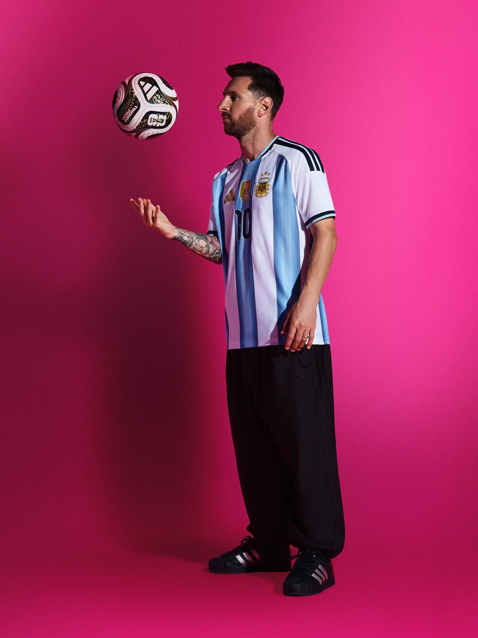 La producción de fotos de Lionel Messi con la nueva pelota Trionda, que se utilizará en semifinales y final del Mundial 
