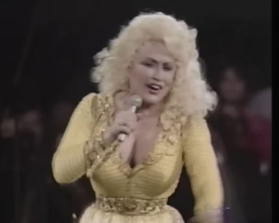 El nombre Dolly surgió por la célula de glándula mamaria usada en la clonación y en referencia a la actriz, cantante y compositora estadounidense Dolly Parton