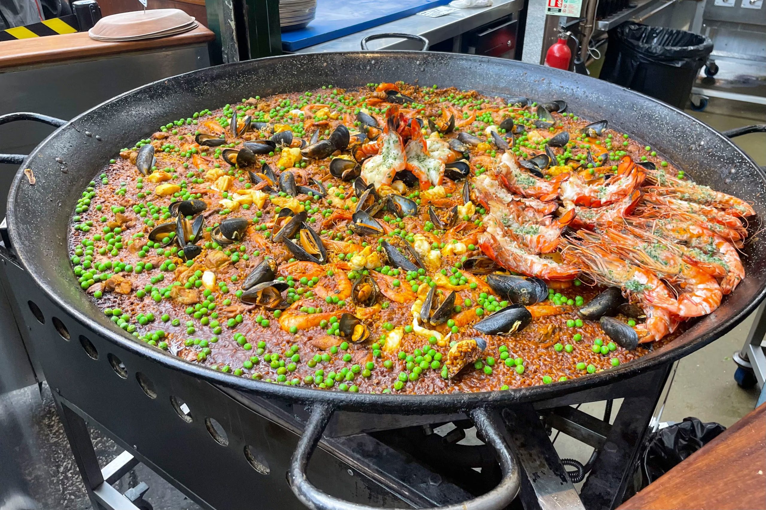 La paella más viral de Londres se cocinan mercado gastronómico de Borough (EFE/ Luis Campello)