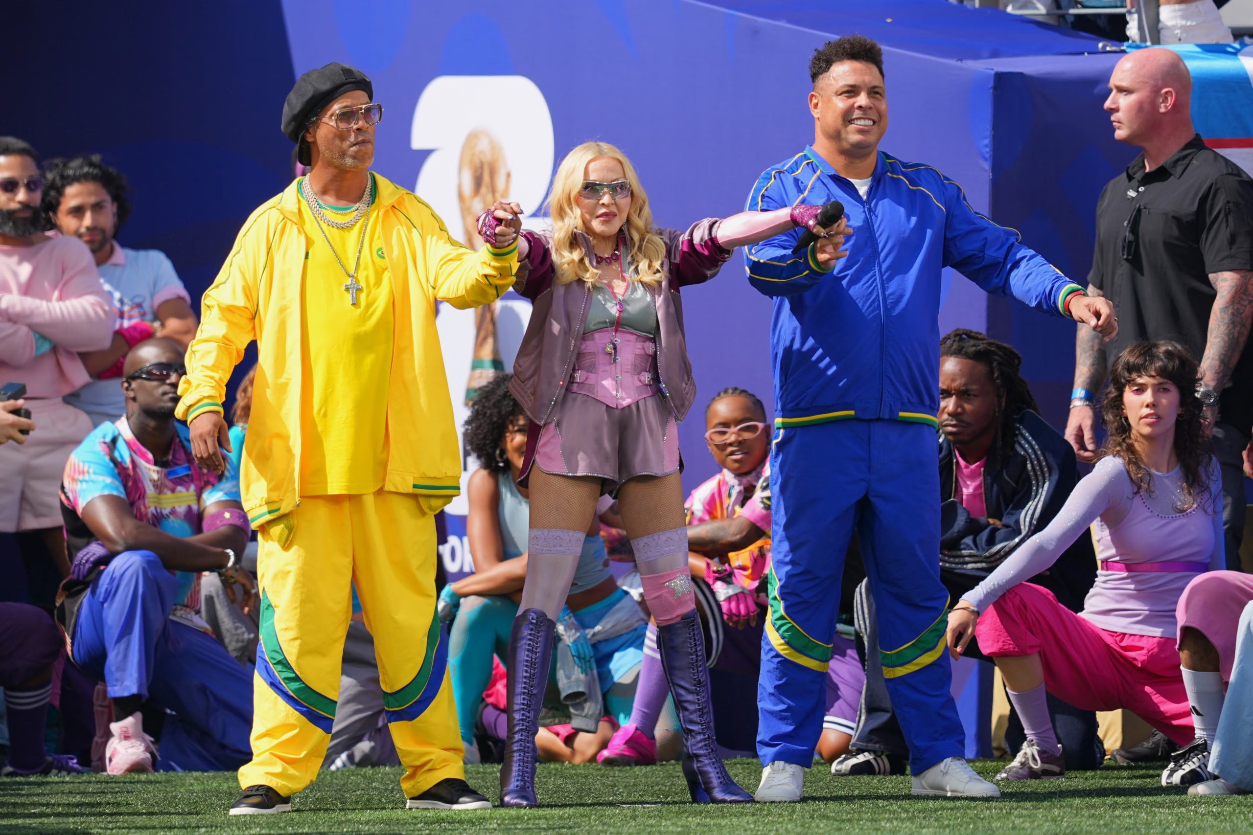 Ronaldinho, izquierda, y Ronaldo acompañan a Madonna durante su actuación en el espectáculo de medio tiempo de la final de la Copa del Mundo de fútbol entre España y Argentina, en East Rutherford, Nueva Jersey, cerca de Nueva York, el domingo 19 de julio de 2026. (Foto AP/Julio Cortez)