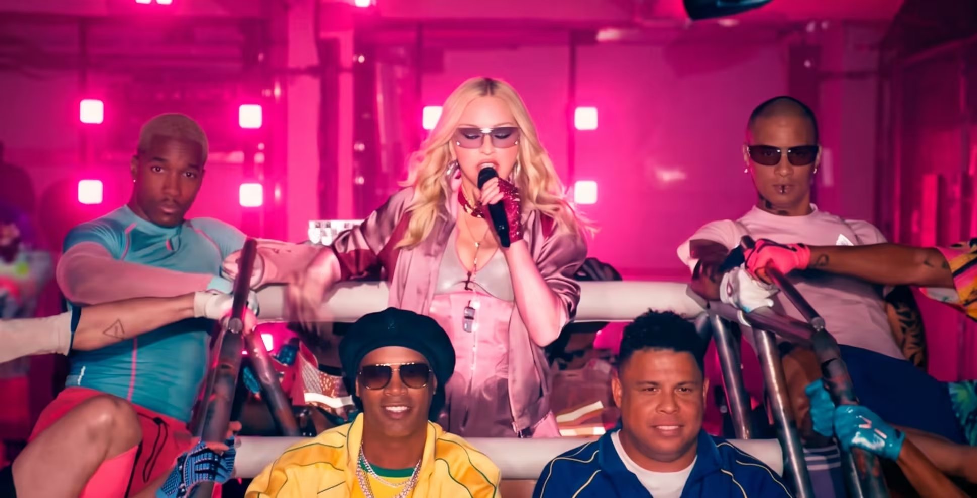 La producción del show de medio tiempo enfrentó negociaciones por el contraste entre el enfoque visual de Madonna y la puesta más controlada que pretendía Justin Bieber (Captura de video)