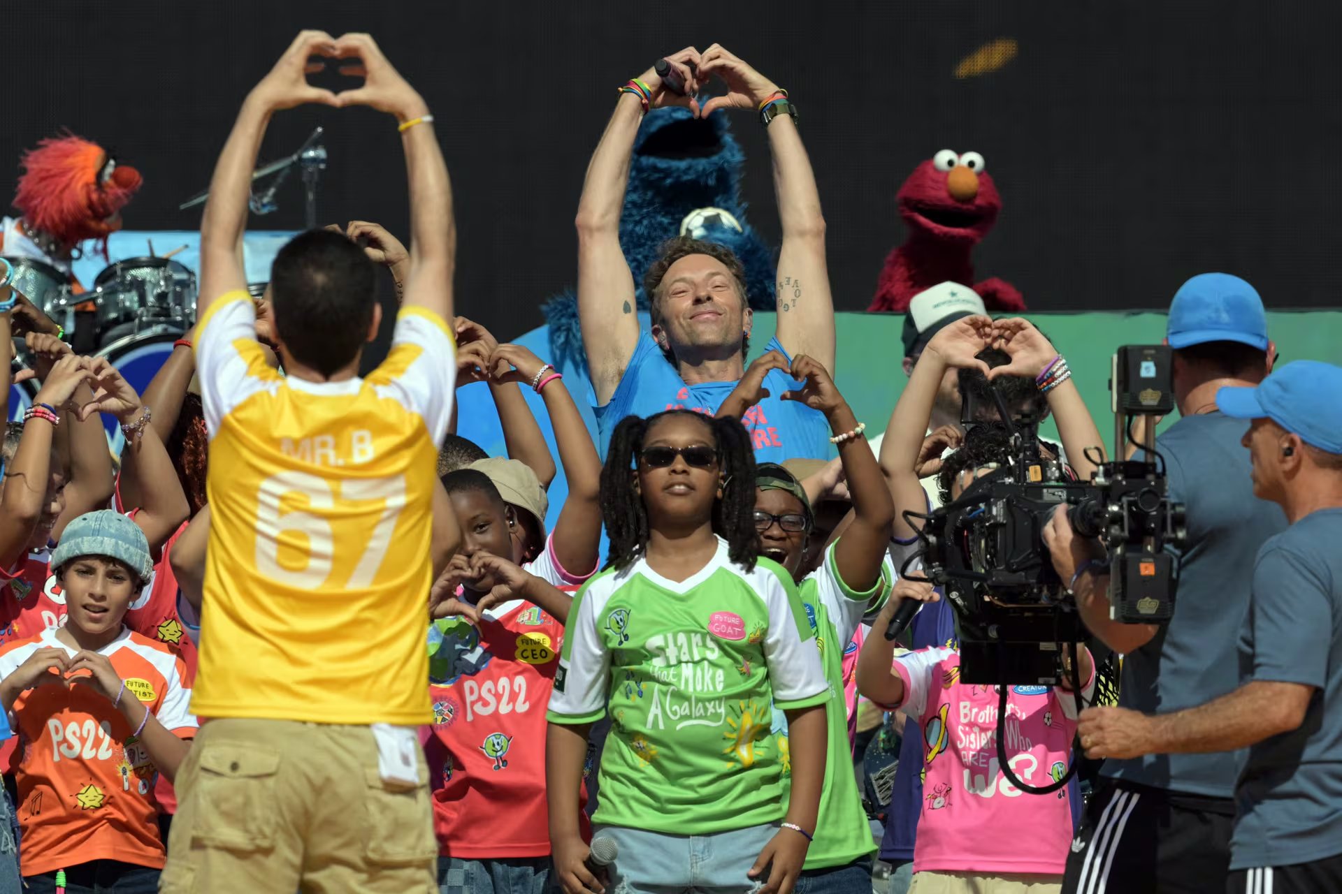 Chris Martin también participó en el escenario con el coro infantil Public School 22 Chorus, mientras el espectáculo sumó personajes de