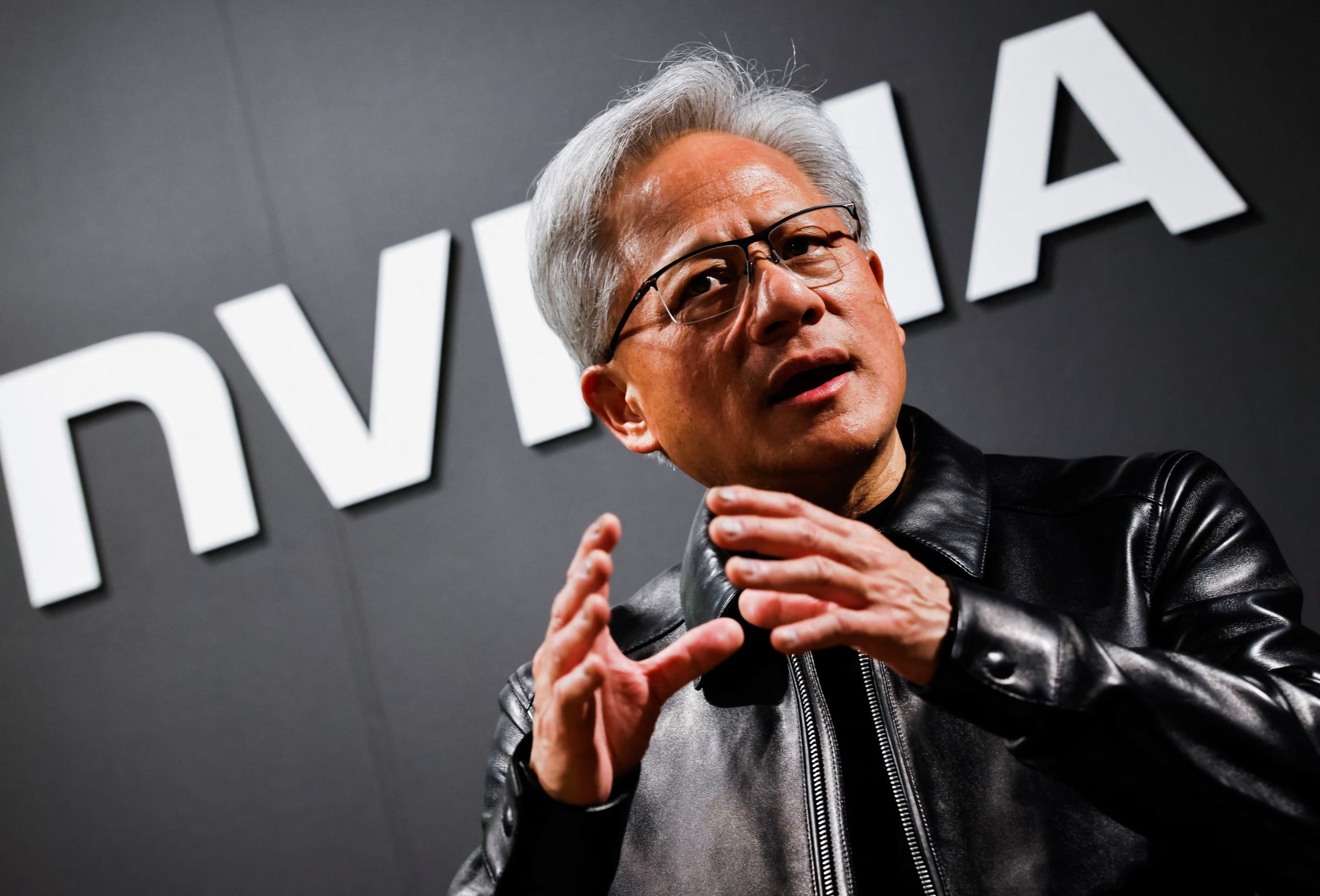 Jensen Huang, CEO de Nvidia critica narrativas apocalípticas que, a su juicio, mezclan ciencia ficción con advertencias exageradas, y defiende una estrategia de desarrollo competitivo que fortalezca capacidades sin desalentar inversión ni investigación - REUTERS/Manami Yamada