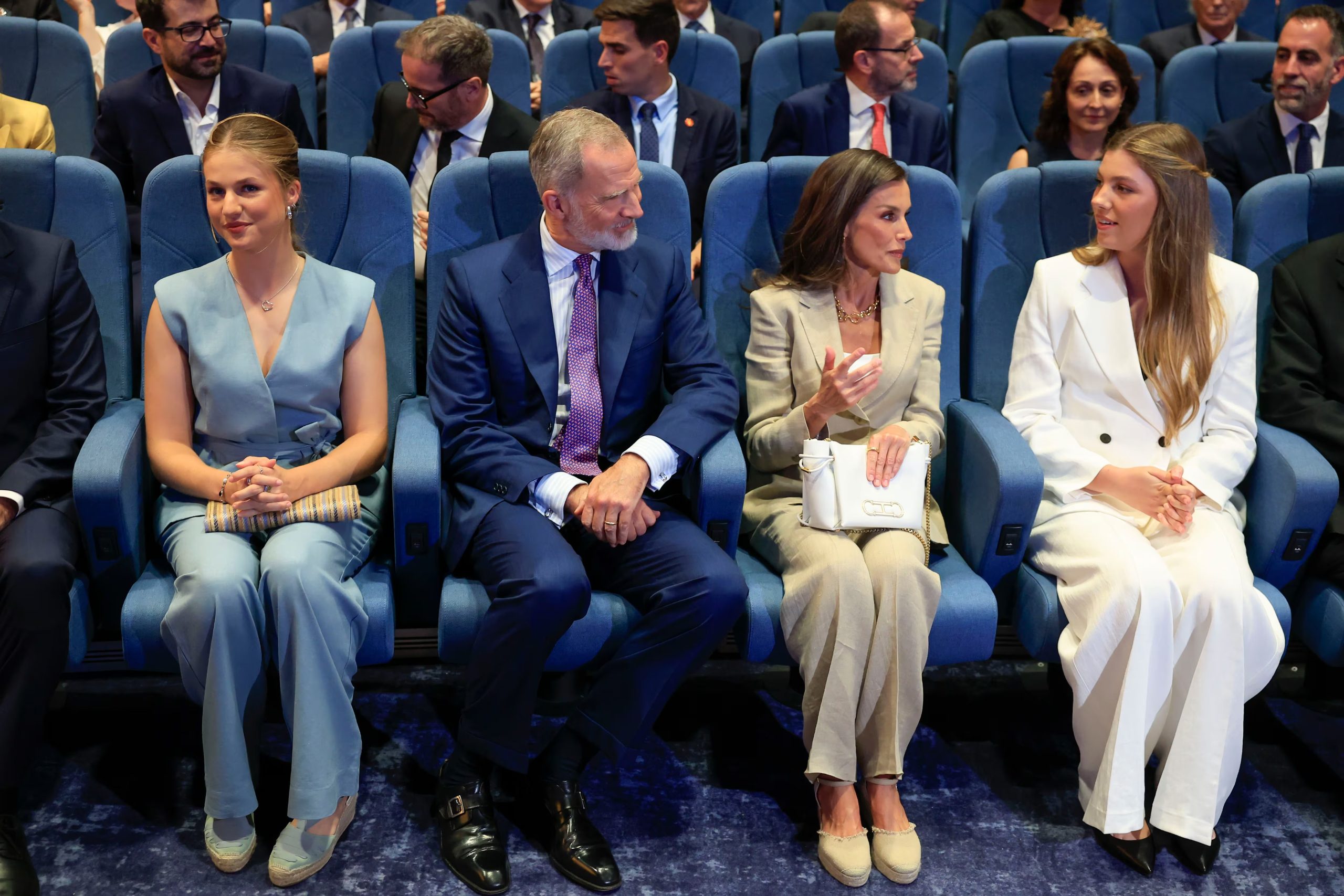 Los reyes y la princesa Leonor apoyan a la infanta Sofía en su primer discurso (EFE)