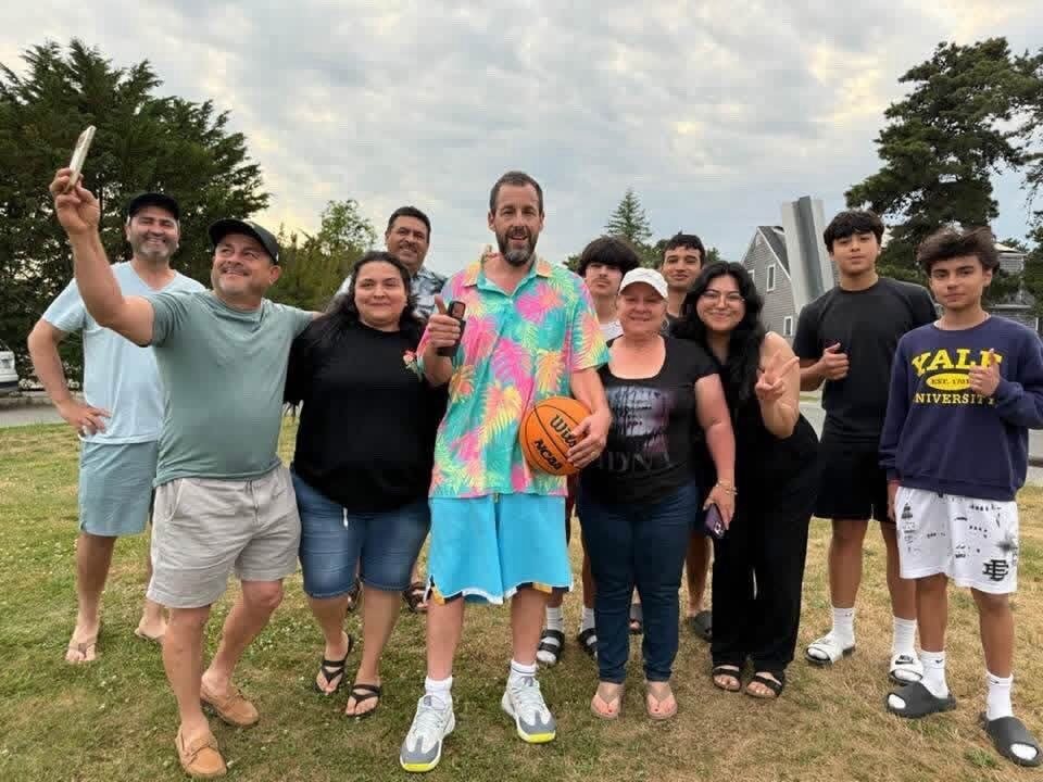 Adam Sandler jugó con un grupo de desconocidos. (X)
