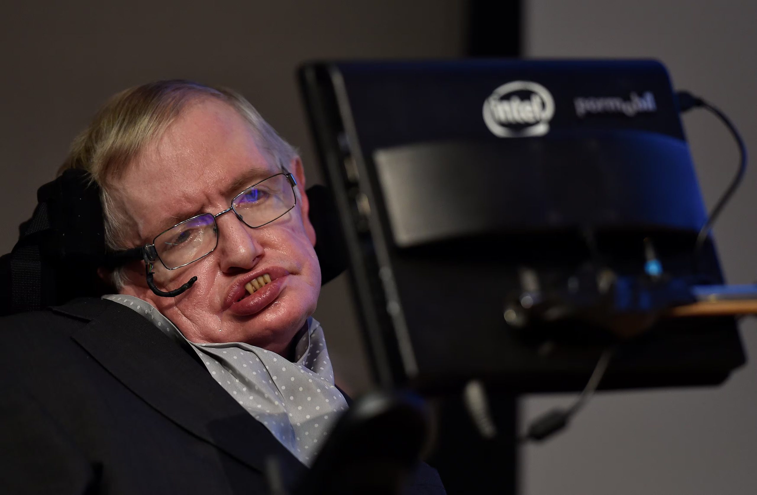 Stephen Hawking en 1974 planteó que estos objetos emiten radiación térmica, integrando mecánica cuántica y relatividad general, y abrió nuevas preguntas sobre el universo, mientras su trabajo de divulgación amplió el alcance de conceptos complejos - REUTERS/Toby Melville/File Photo