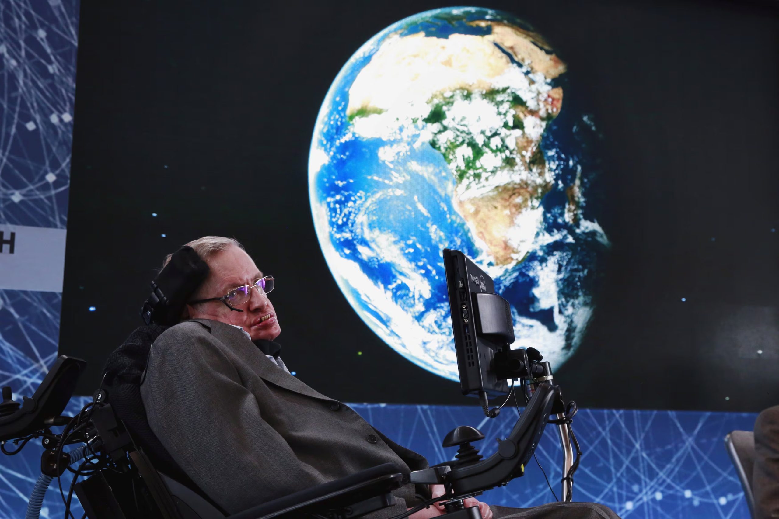 Stephen Hawking sostuvo que amenazas como conflictos, enfermedades o desastres podían comprometer continuidad de la especie y defendió la exploración espacial como estrategia de supervivencia, además de impulso científico para ir más allá de la Tierra - REUTERS/Lucas Jackson/File Photo