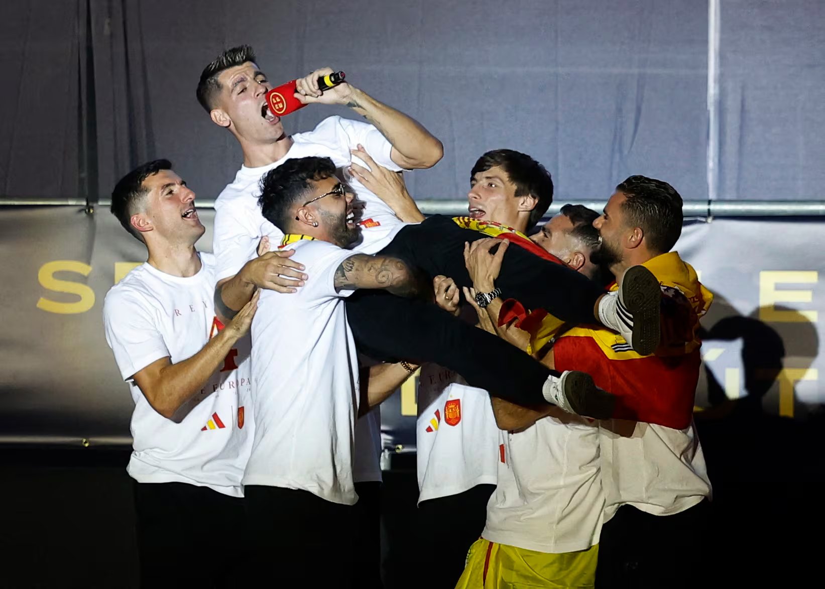 Soccer Football - Euro 2024 - Spain Parade after winning Euro 2024 - Madrid, Spain - July 15, 2024 Spain's Alvaro Morata with teammates during celebrations on Plaza Cibeles after winning Euro 2024 REUTERS/Juan Medina