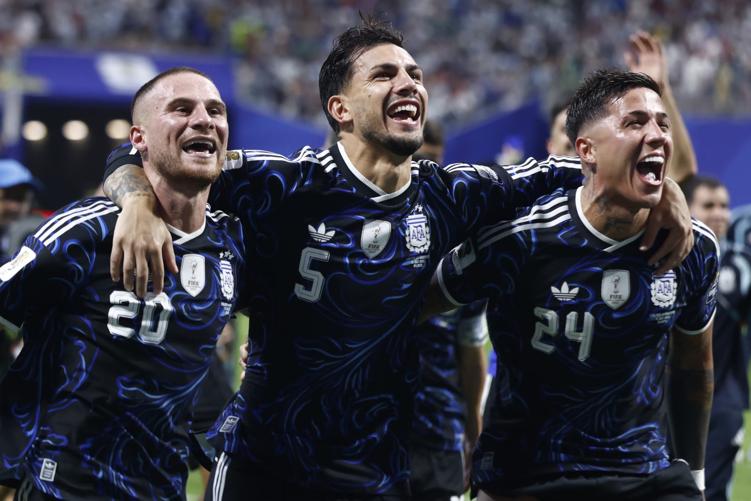 Leandro Paredes, Mac-Allister y Enzo Fenrández, celebrando el pase a la final del Mundial 2026. (Will Oliver/EFE)
