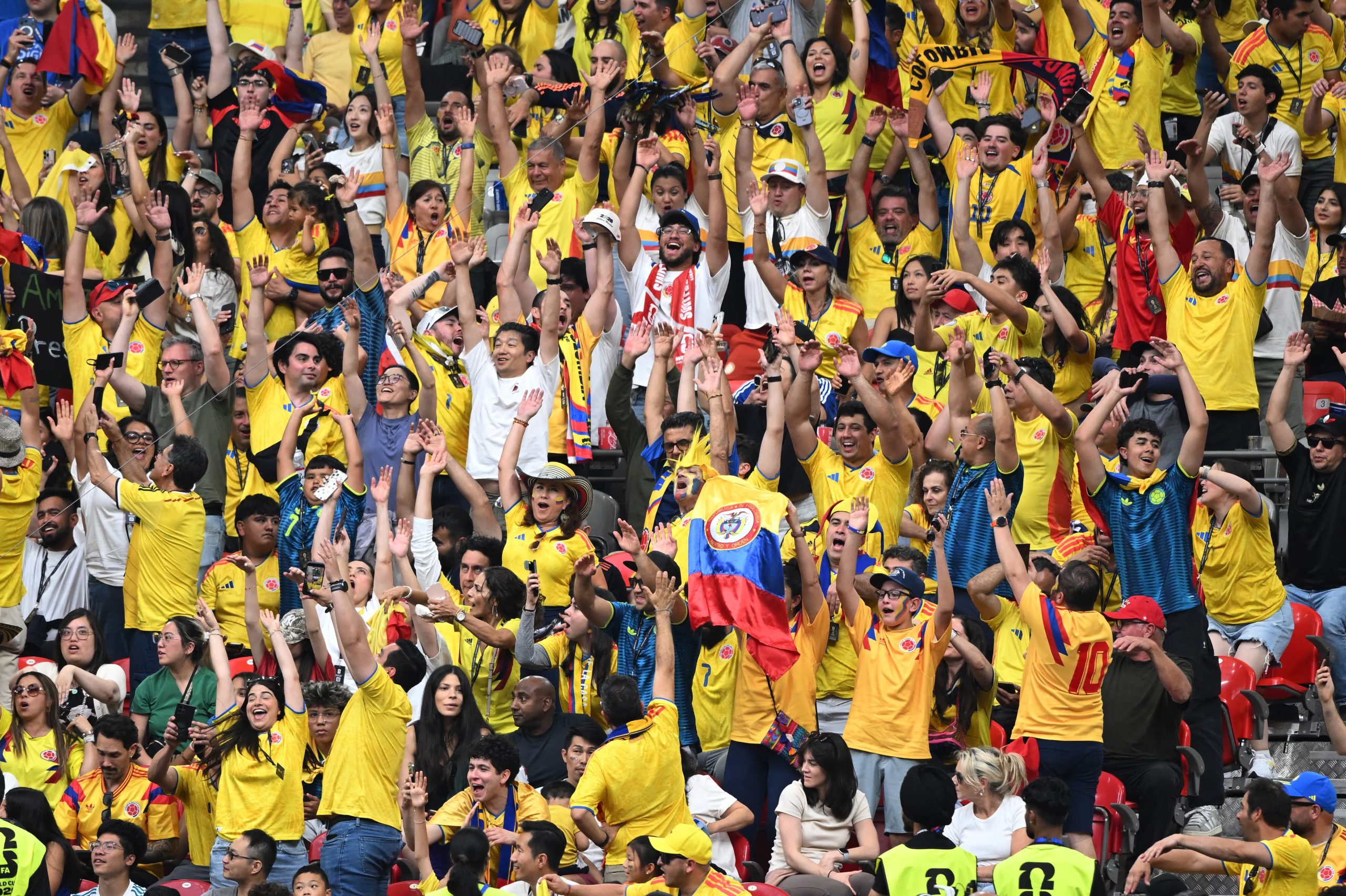 Los hinchas colombianos fueron tendencia en la Copa Mundial de la FIFA por llenar los estadios en donde jugó la Selección - crédito Anne-Marie Sorvin/Reuters