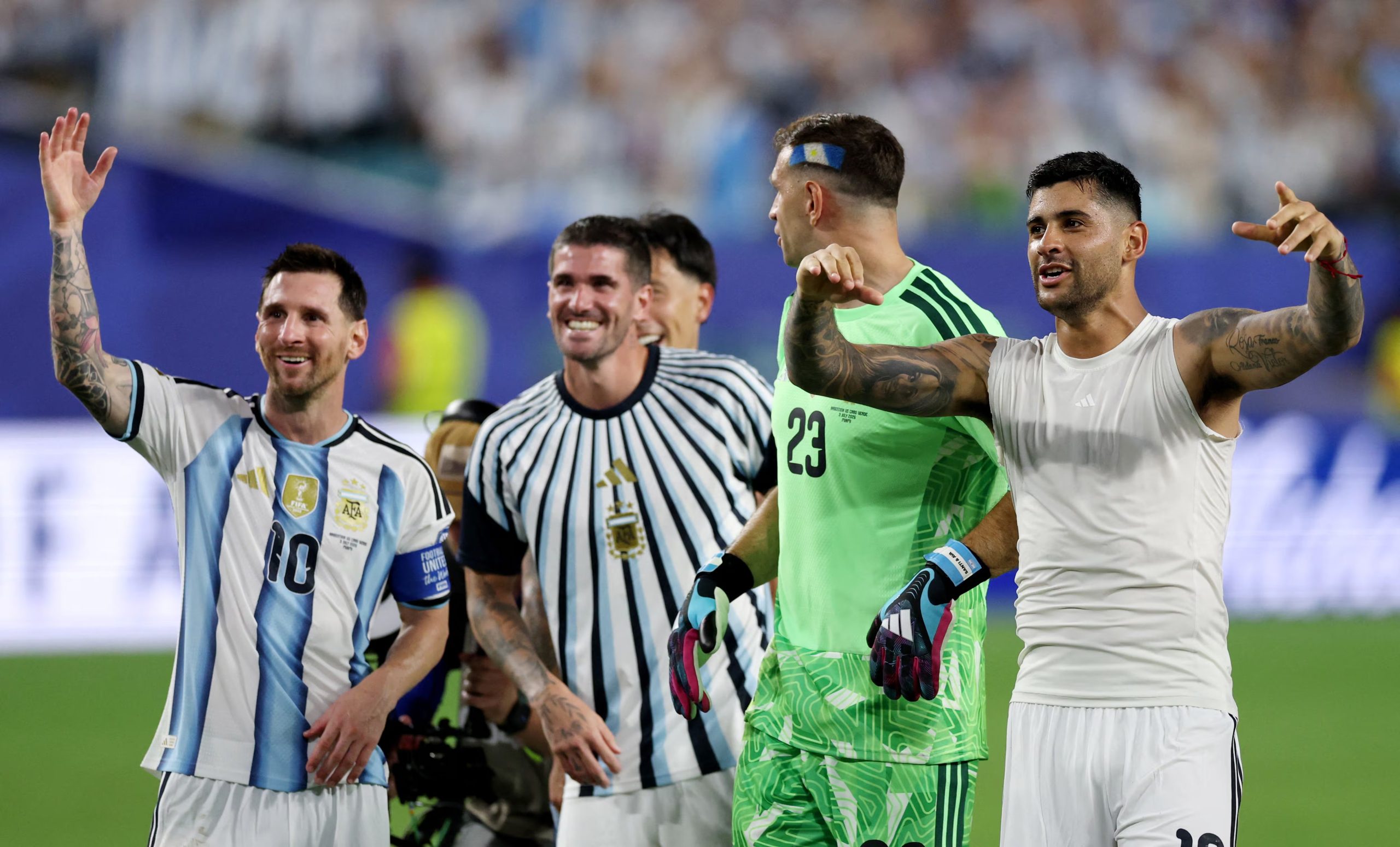 El festejo de Messi, De Paul, Dibu Martínez y Cuti Romero. Al volante de Inter Miami se lo vio incómodo durante el partido (Foto REUTERS/Paul Childs)