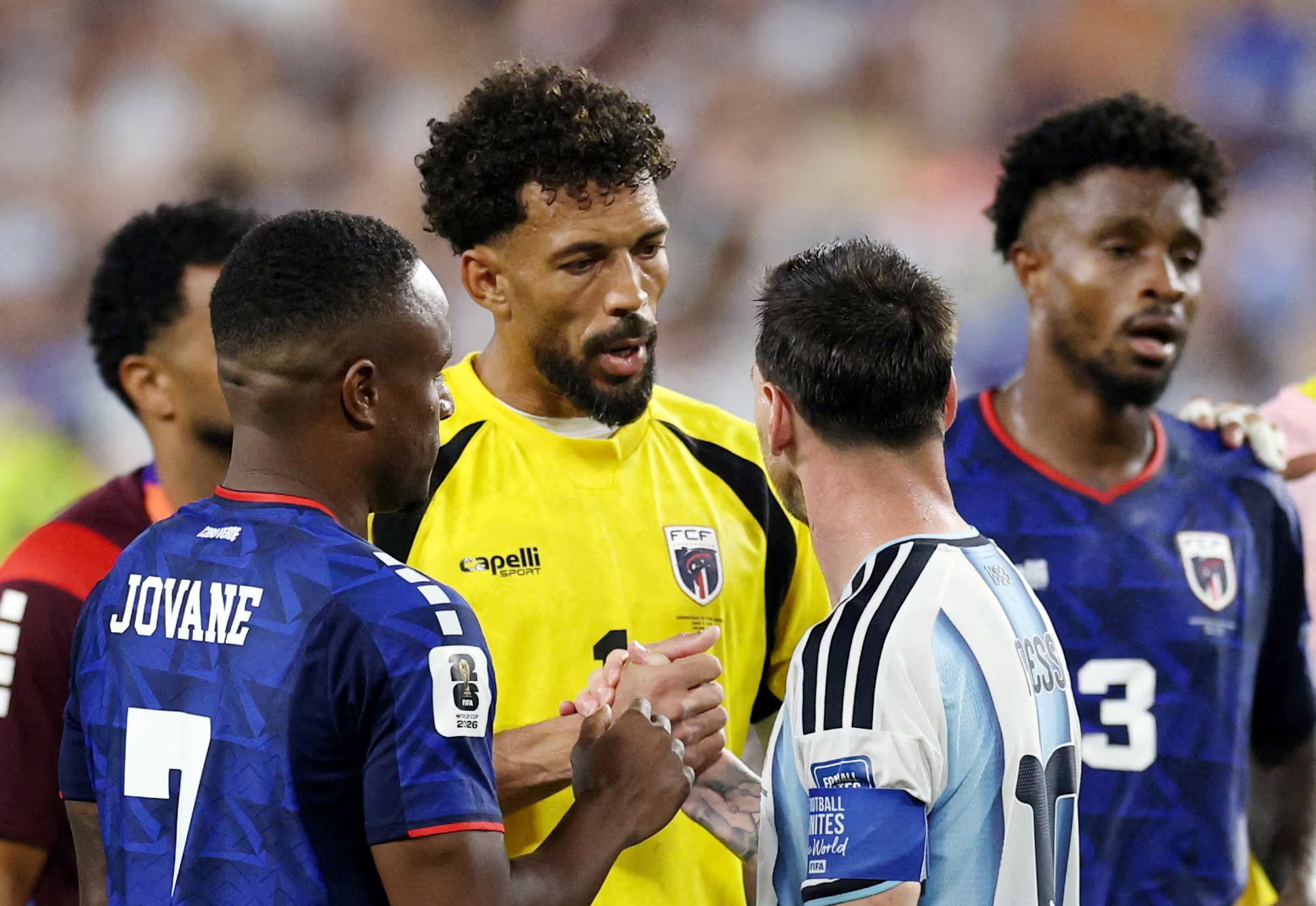 El saludo entre Vozinha y Messi. El arquero de Cabo Verde tuvo una gran noche (Foto REUTERS/Amanda Perobelli)